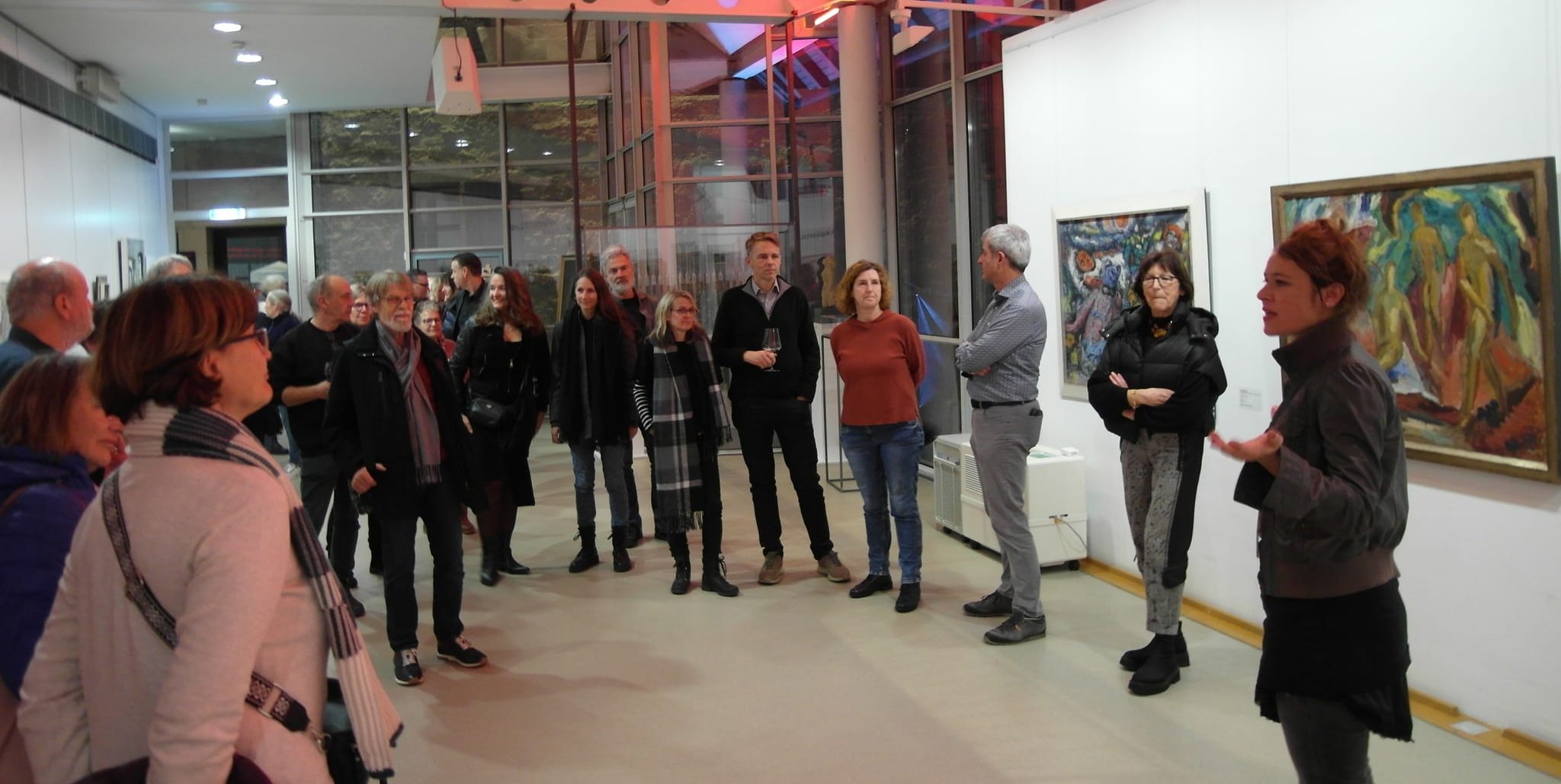 Unter dem Titel „Protest“ hat die Leiterin der Städtischen Galerie Böblingen bei der 22. Langen Nacht der Museen, Corinna Steimel (rechts), Aspekte der Daueraustellung „Stuttgarter Sezession“ erläutert.