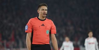 Der Maichinger am Mittwochabend im Kölner Rhein-Energie-Stadion. Der Schiedsrichter hatte viel Arbeit.