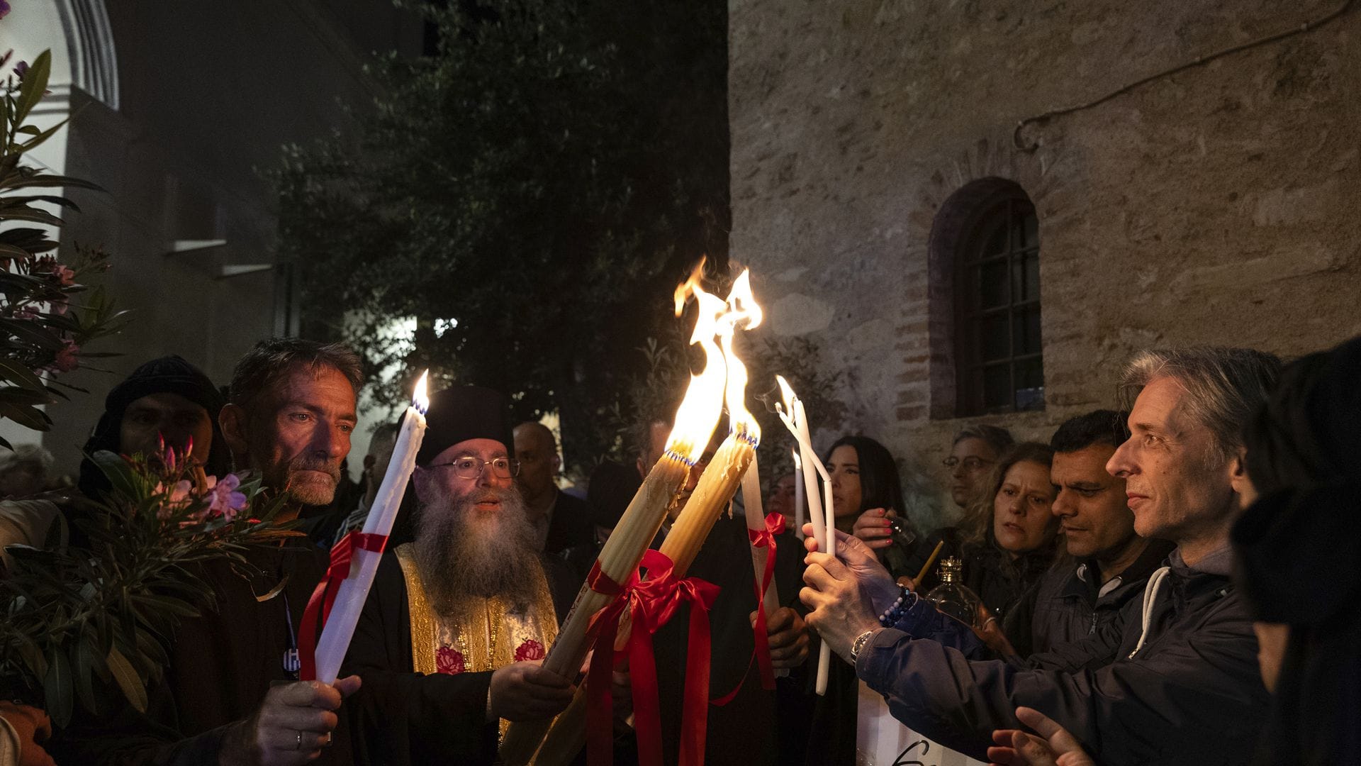 Orthodoxe Christen geben in Athen das Osterfeuer weiter. Der Brauch zählt zu den Höhepunkten ihres Osterfests und wird in der Nacht von Karsamstag auf Ostersonntag gefeiert.