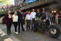Kaiserwetter und Jubiläumsbier: So war das Maibaumstellen der Feuerwehr beim Maichinger Bürgerhaus.