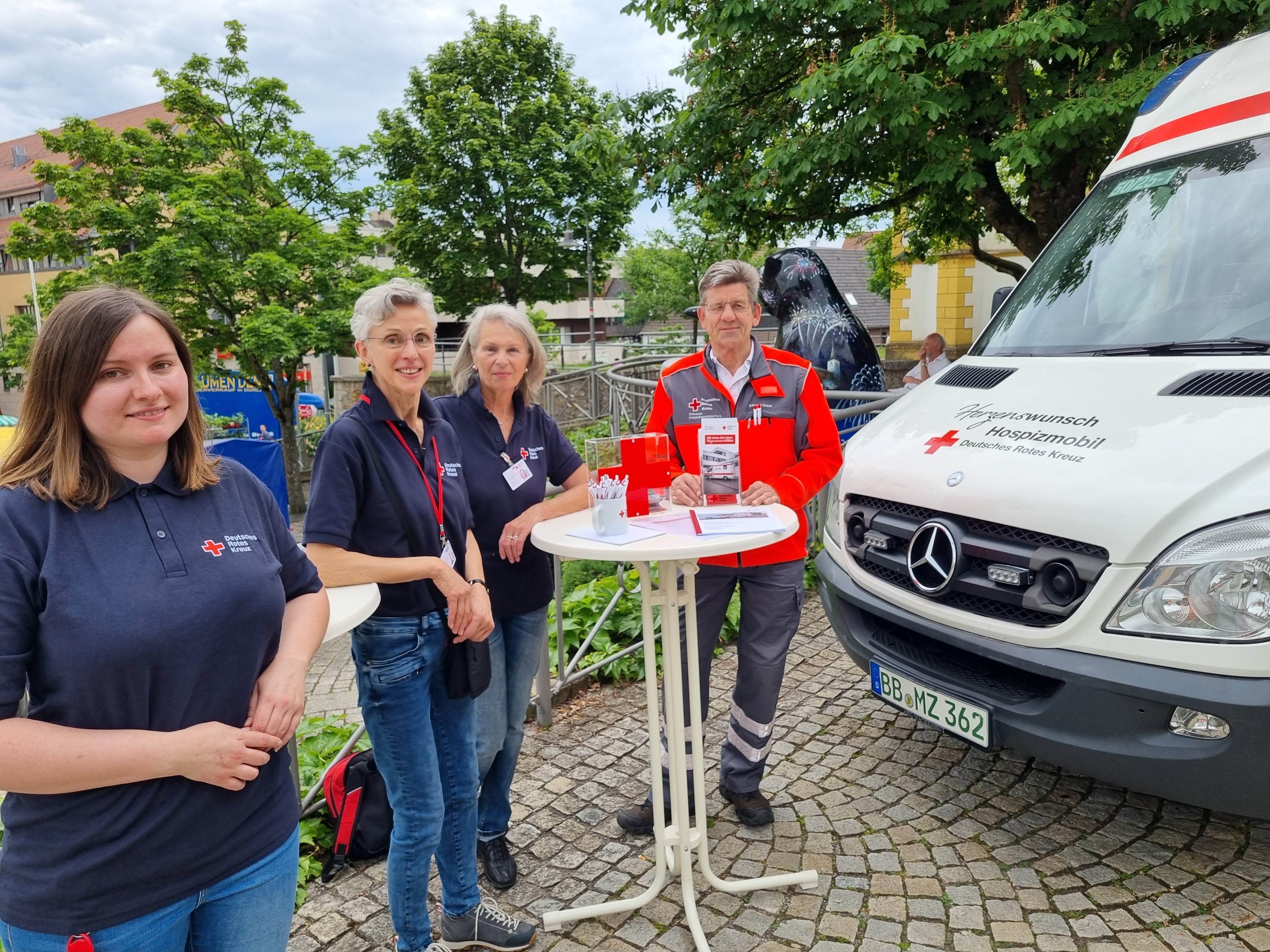Catherina Doppke (von links), Marie-Louise Silva, Anette Klingenstein, Maria-Louise Silva und Edmund Gneist am Infostand mit dem Hospizmobil auf dem Holzgerlinger Wochenmarkt. Bild: Hamann