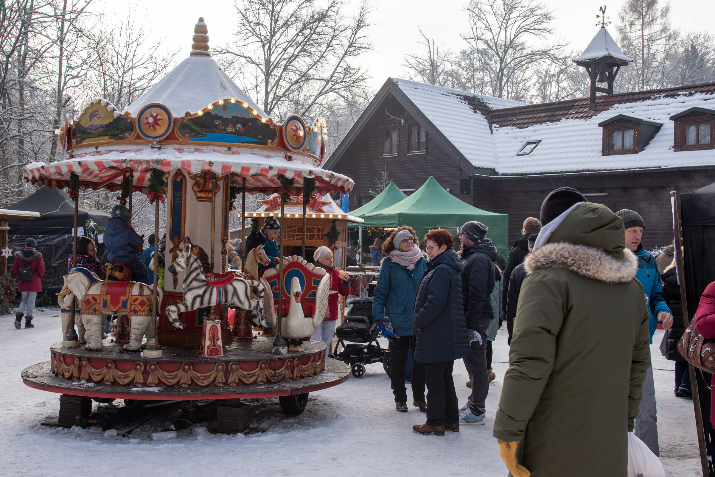 Wie in all den Jahren zuvor ist das historische Karussell bei der Weiler Waldweihnacht ein Anziehungspunkt für die Kinder.    Bild: Nüßle