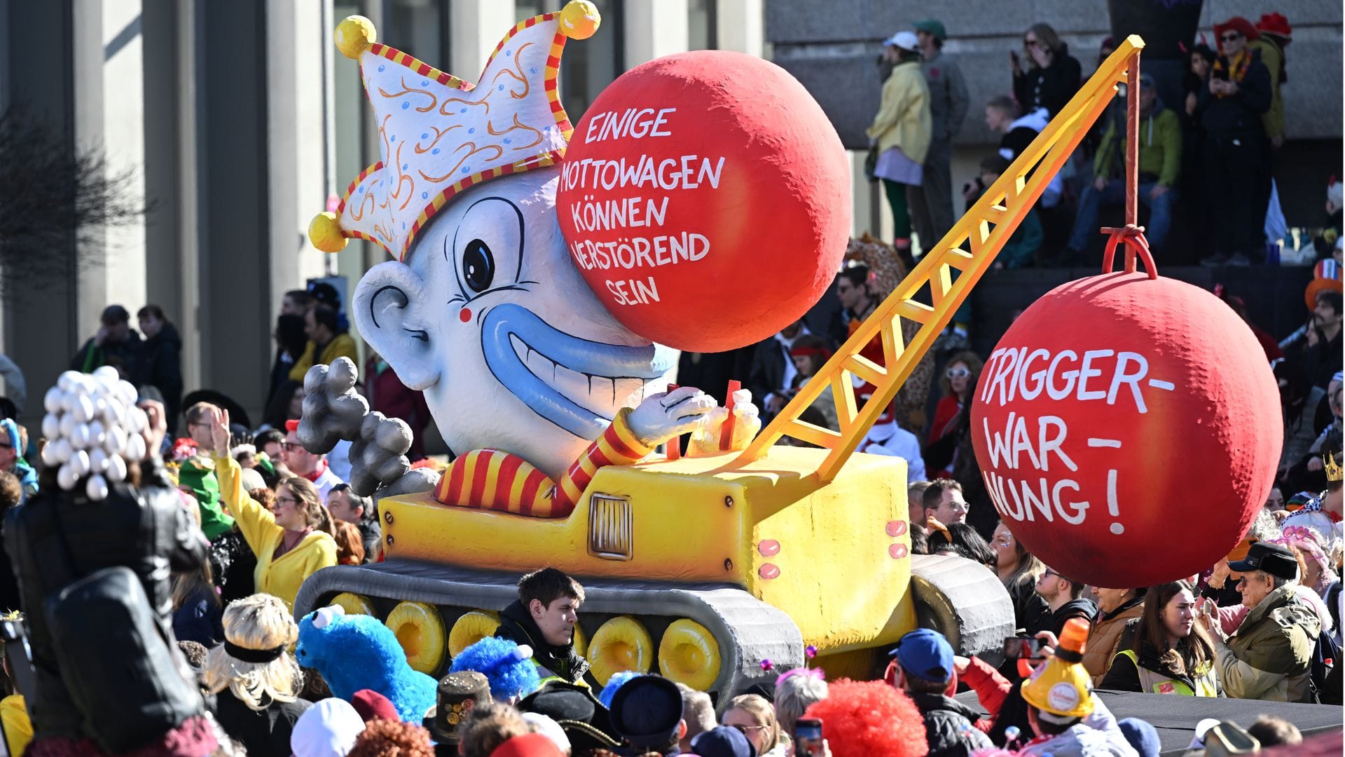 Der Motivwagen mit dem Motto „Triggerwarnung“ wird beim Rosenmontagszug am 3. März 2025 in Düsseldorf gezeigt.