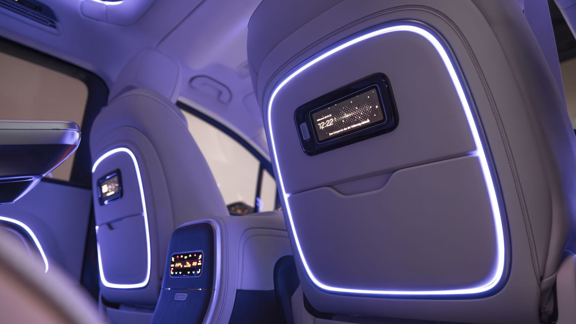 In der High-End-Variant des neuen Vans finden Passagiere auf der Rückbank ein Touchpad, mit dem sie etwa ihren Sitz verstellen ...