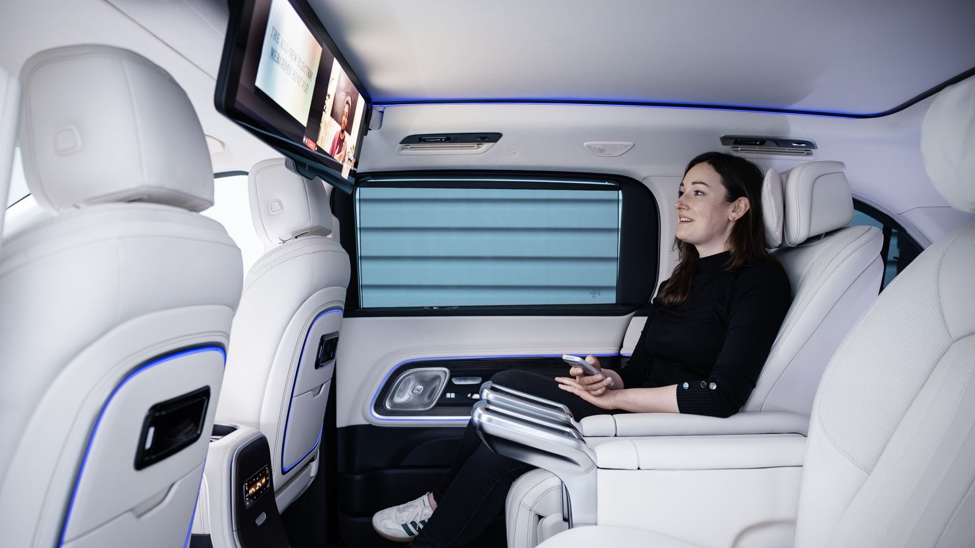 ... oder den Kinomodus starten können. Dann verdunkelt sich das Fahrzeug und es lassen sich auch während der Fahrt Filme schauen.