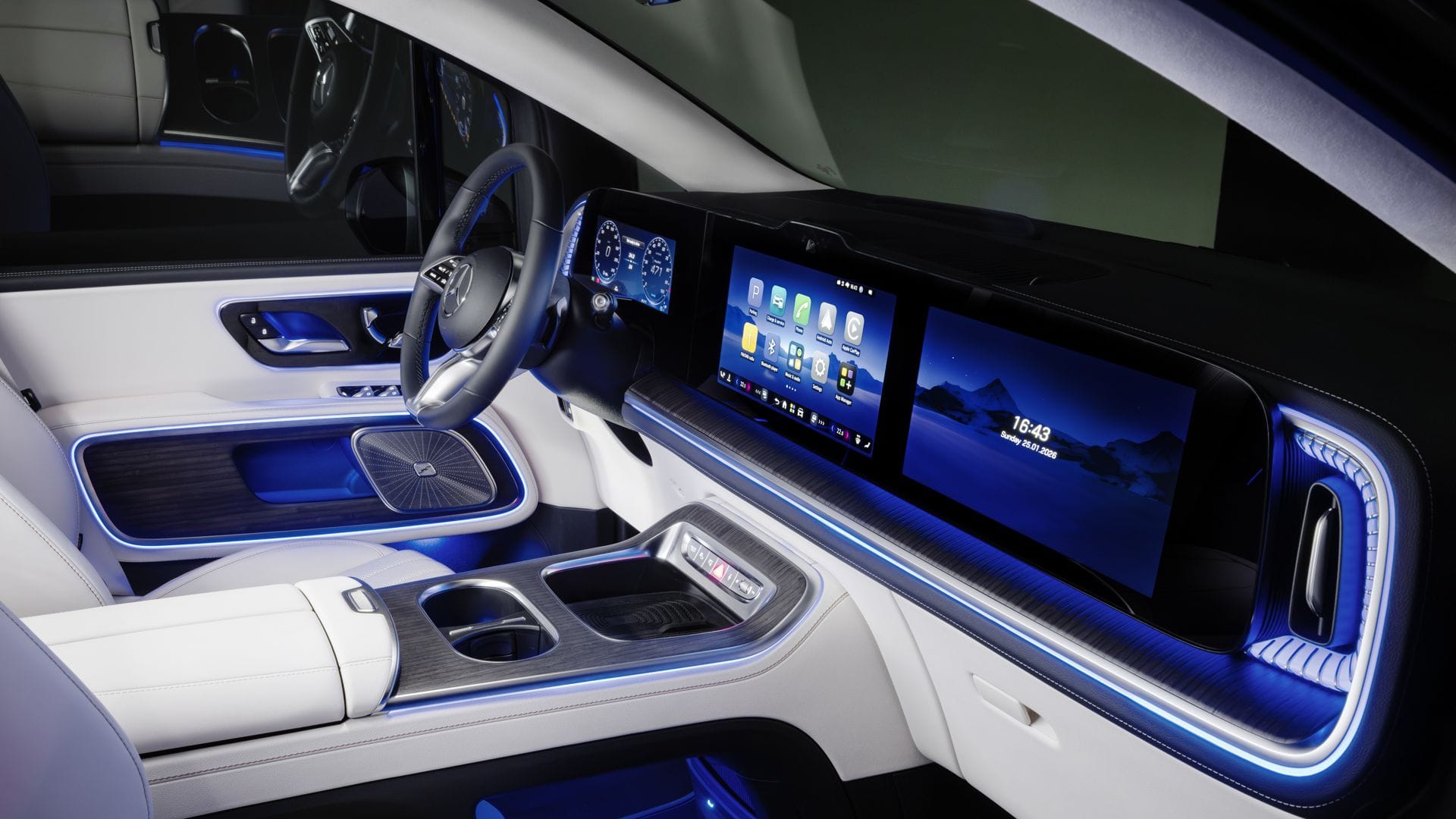 Der von Mercedes selbst genannte „Superscreen“ ist – wie beim CLA – aufgeteilt in drei Monitore. Um den dritten Monitor vor dem Beifahrer freizuschalten, muss man allerdings extra zahlen.