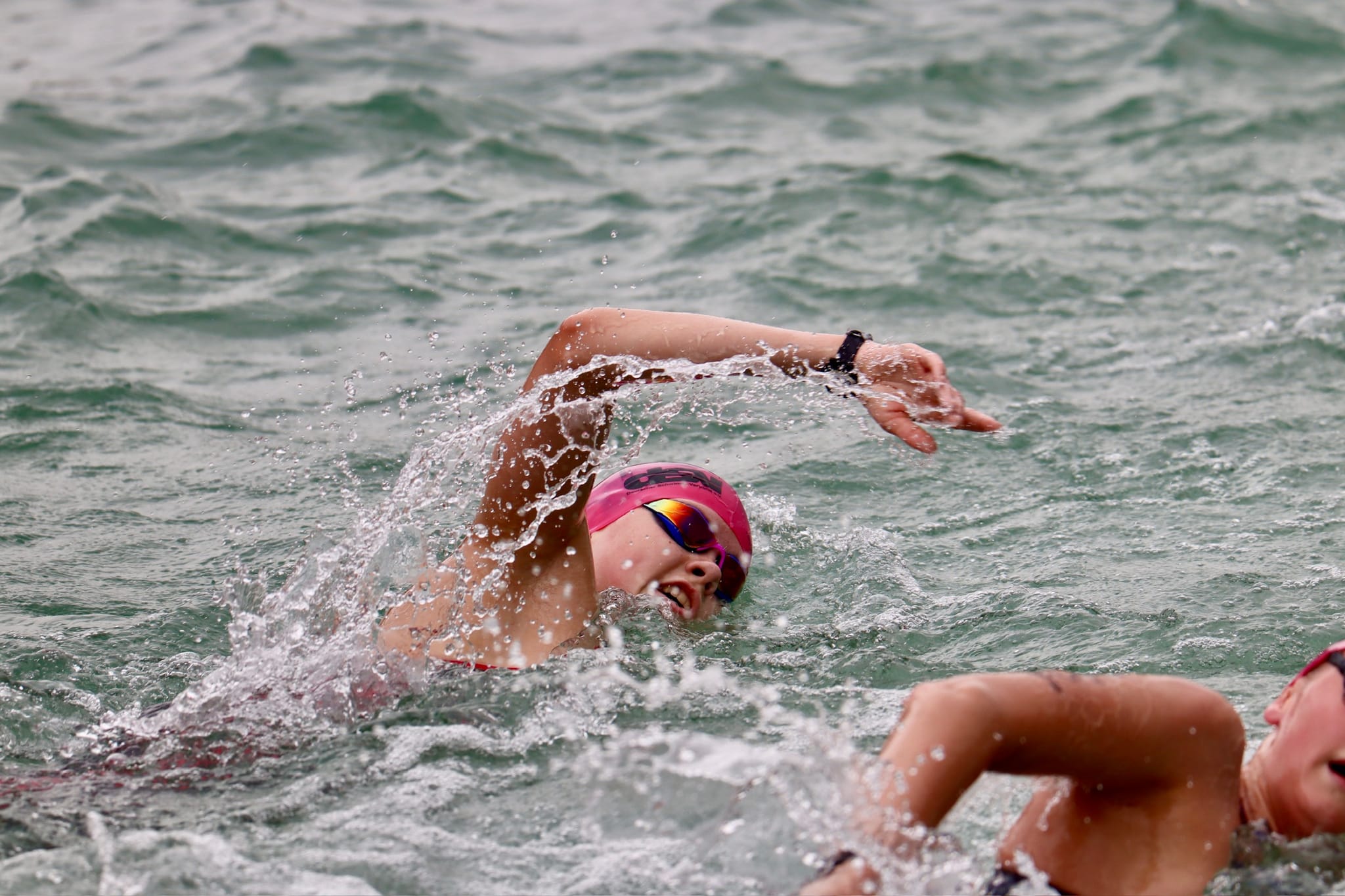Die Sindelfingerin Emilie Saillet im Wasser. Sie behauptete sich jeweils  in dem Feld über 2,5 und 5 Kilometer.  Bild: z