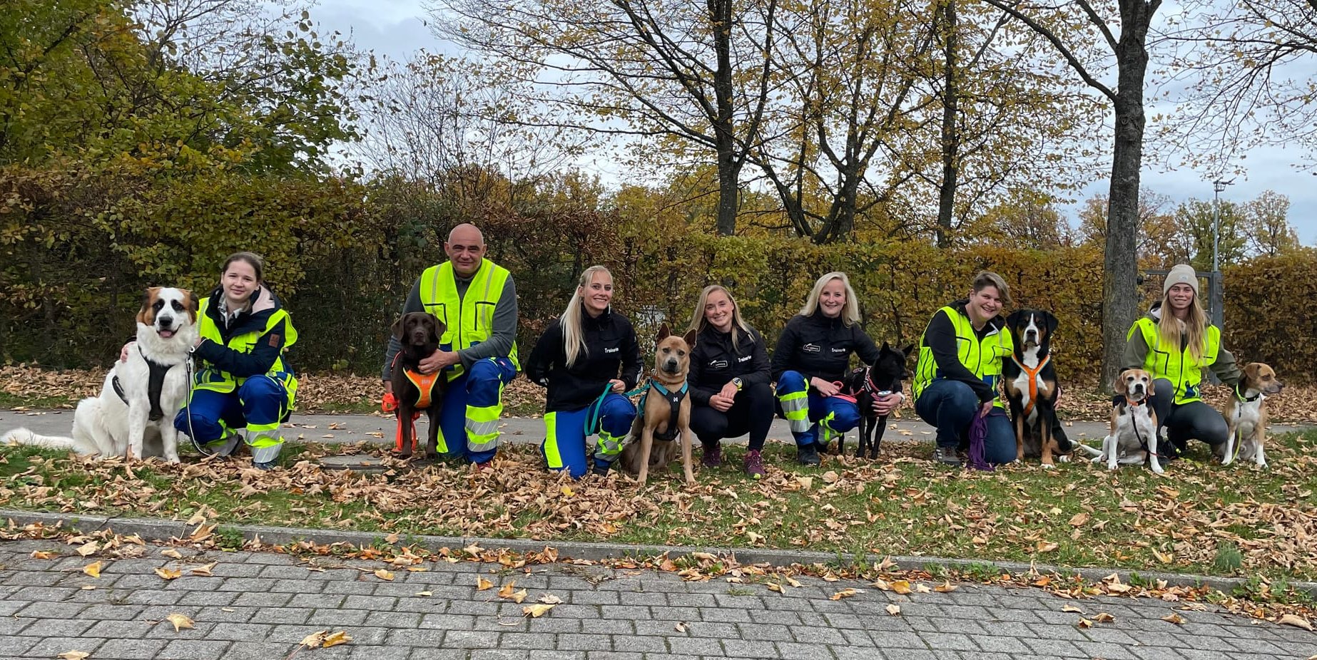 Das Mantrailing-Team: Lorina Rehfuß mit Nala, Alexander Sandhoff mit Amy, Daniela Wochelen mit Bär, Nina Fischer, Ann-Tina Schuh mit Quinn, Anne Ländner mit Nala, Alice Parhammer mit Peanut und Charlie (von links).  	Bild: Gospodarczyk