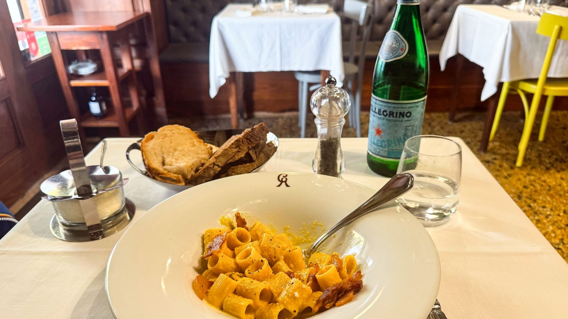 In Rom isst man die Carbonara am liebsten mit kurzen Nudeln.