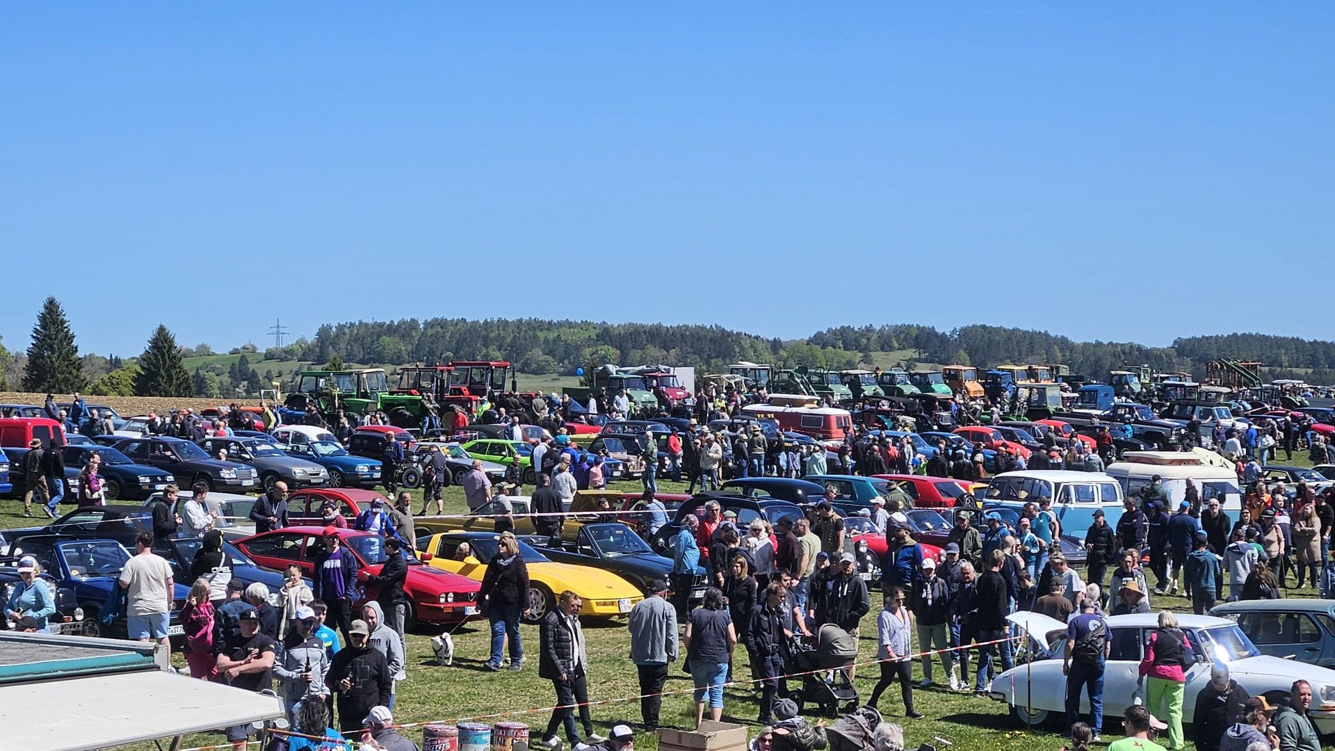 Etliche Oldtimerfans sind am Freitag auf den Flugplatz Münsingen gekommen.