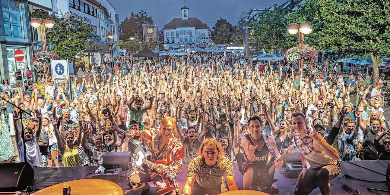 Die Hände zum Himmel: Sindelfingen macht nicht nur bei Konzerten auf dem Markplatz Laune.