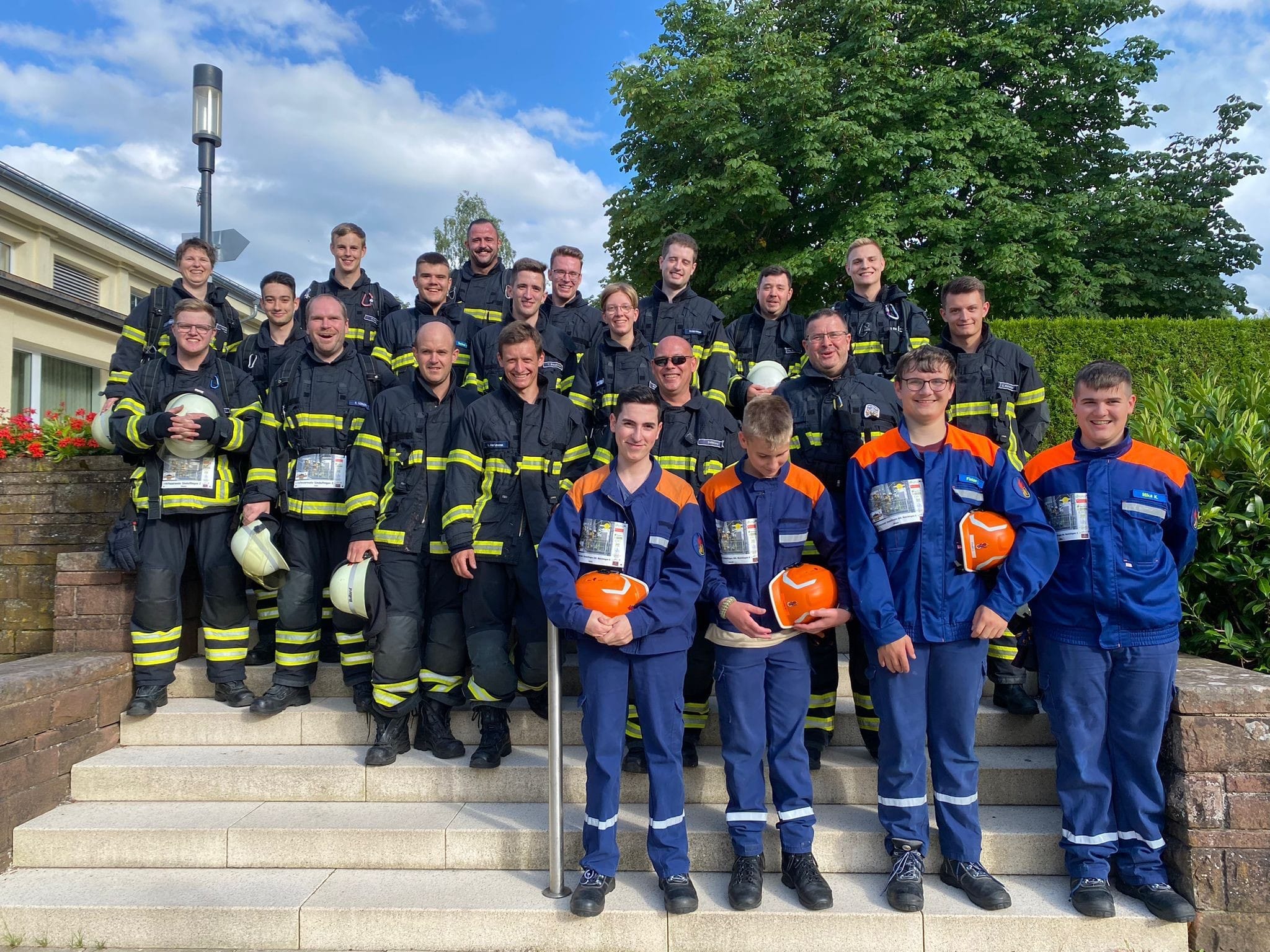 Das -Sindelfinger Team: [11:16] Volker Teufel von links nach rechts: 1.	Reihe Jugendfeuerwehr: Luca Knauss, Lukas Weniger, Finian Zagola, Mika Kemmler. 2. Reihe: Roman Jaskolka, Felix Loroff, Tobias Pfeiffer, Lars Hartmann, Alex Döttling, Roman Dürr, Jens Hartmann.  3. Reihe: Iris Harnack, Samuel de Vito, Samu Kemmler, Timo Sauermann, Alina Kroschwald,  4. Reihe: Pascal Russ, Marcel Grandi, Tim Schröder, Marc Sauermann, Thomas Schneider, Dennis Russ   Warten auf das Ehninger Team.
