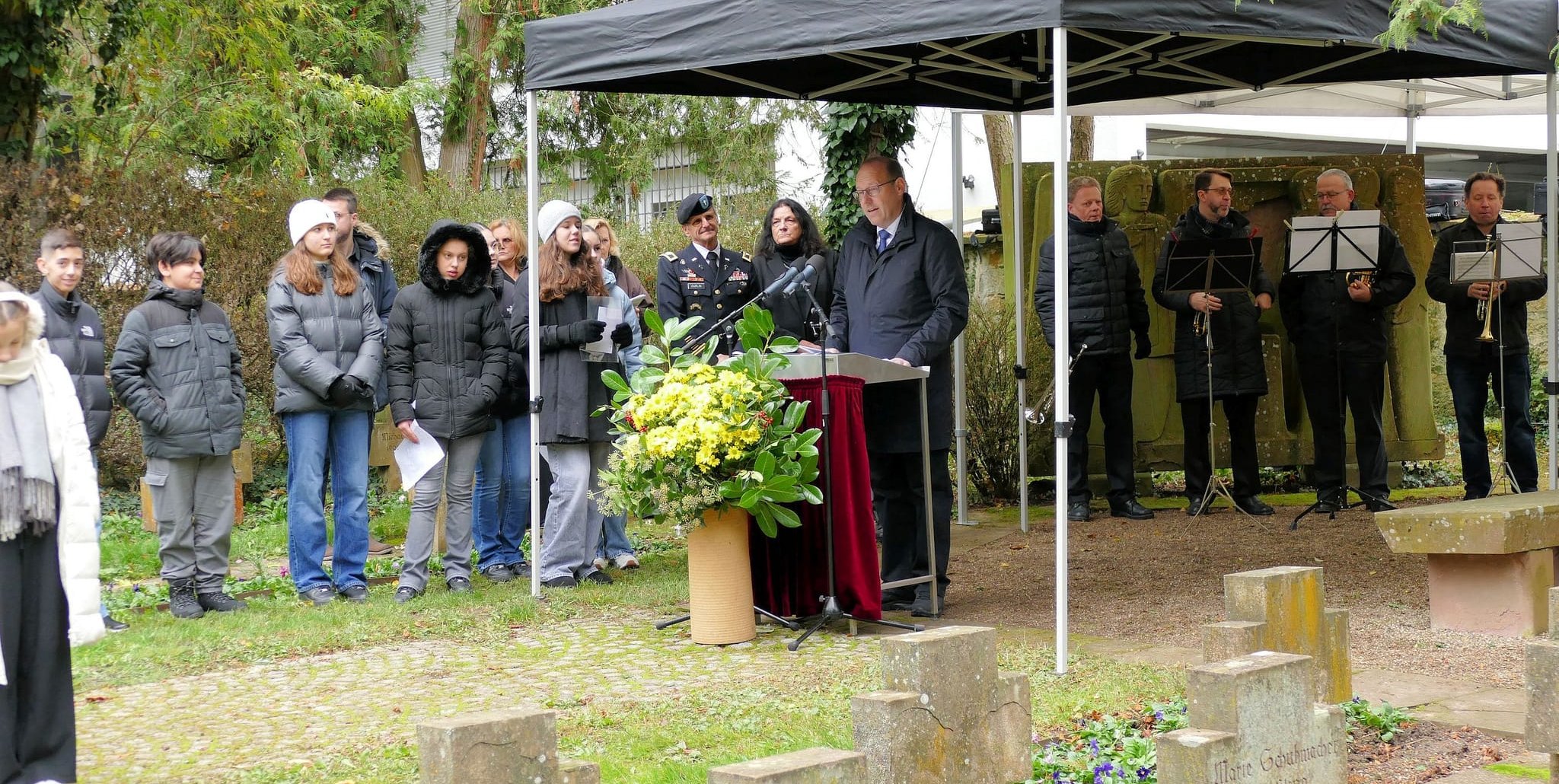 Auf dem Alten SIndelfinger Friedhof (von links): Schüler des Pfarrwiesengymnasiums, Chaplain David Curlin, Isa Köddritzsch-Fischer und Oberbürgermeister Dr. Vöhringer.