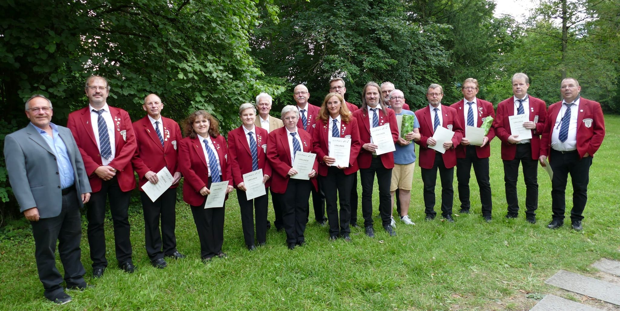 Auf unserem Foto (von links): Reimund Seidl (Kreisverband), Mathias Rölle (40 Jahre), Jürgen Kronhöfer (40),Nadin Schilling (30), Tanja Beilharz (40), Karl-Heinz Neher (Vorsitzender des Vereins), Angelika Schanbacher (40), Uwe Rau (40), Birgit Semmler (40), Jürgen Bellon (40), Dr. Joachim Neher (30), Karl-August Tuch (30), Wolfgang Schlosser (Vorstandsmitglied), Bernhard Semmler, Joachim Semmler, Hans-Peter Gross (40) und Volker Beilharz (40).