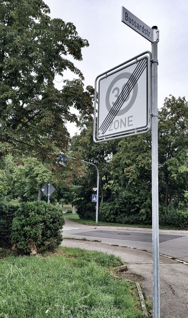 In der Bussardstraße gilt Tempo 30, im Schwalbenweg ebenso Tempo 50 wie im weitern Verlauf in der Panoramastraße, in der Falkenstraße und in der Tannenbergstraße: Eine Regelung, die einigen Tannenberg-Anwohnern missfällt. Sie wünschen sich generell Tempo 30 in ihrem Wohngebiet. Bild: Hamann
