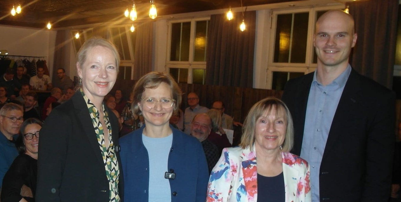 Beim „Feierabend mit Franziska & Thekla“ im Böblinger „Platzhirsch“: Landesumweltministerin Thekla Walker, die Grünen-Bundesvorsitzende Franziska Brantner, Kreisverbandsvorsitzende Bozena Smierzchala und Landtagsabgeordneter Peter Seimer (von links).