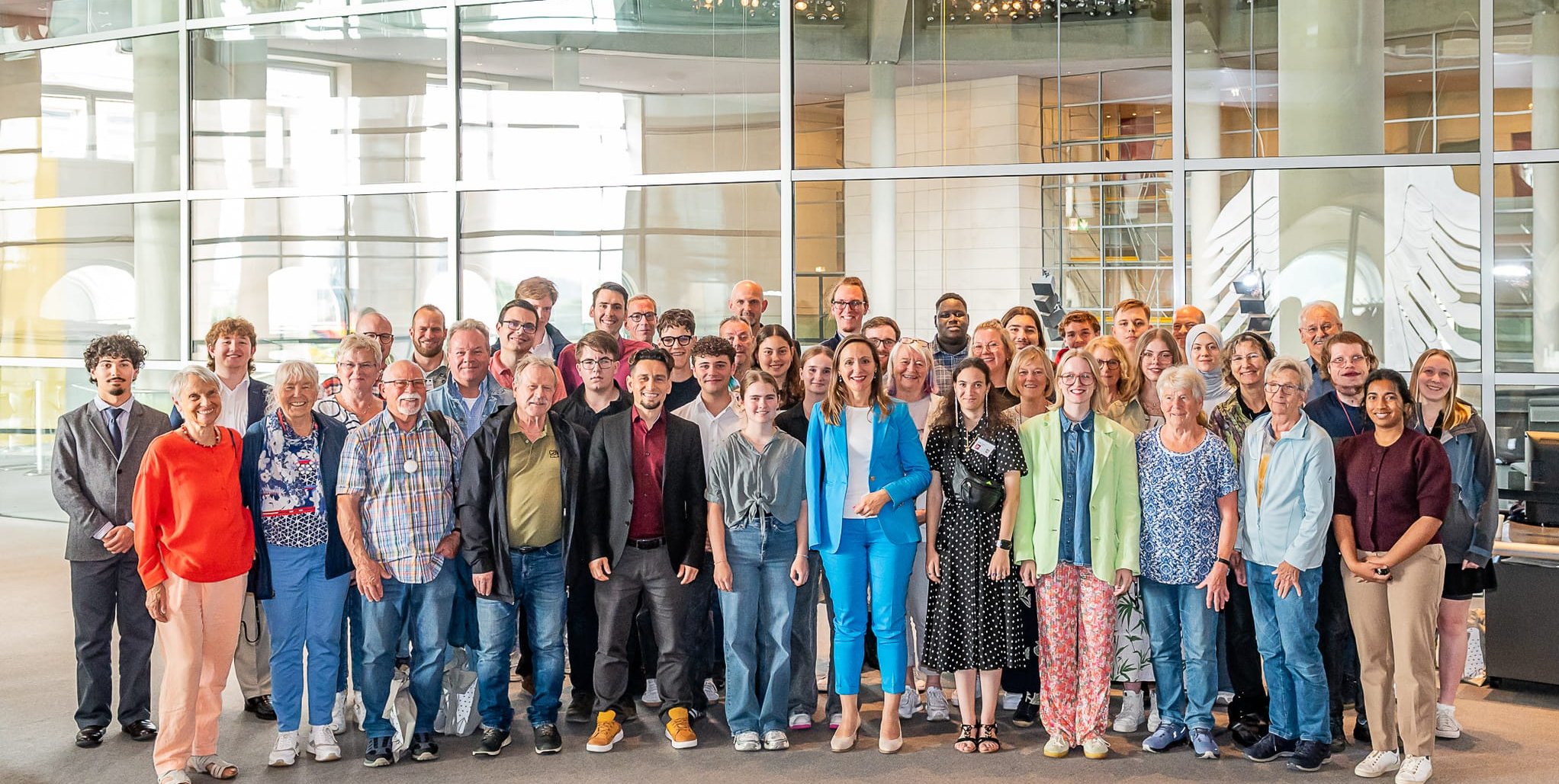Die Besuchergruppe aus dem Kreis Böblingen mit der SPD-Abgeordneten Jasmina Hostert im Deutschen Bundestrag in Berlin. Bild:  z