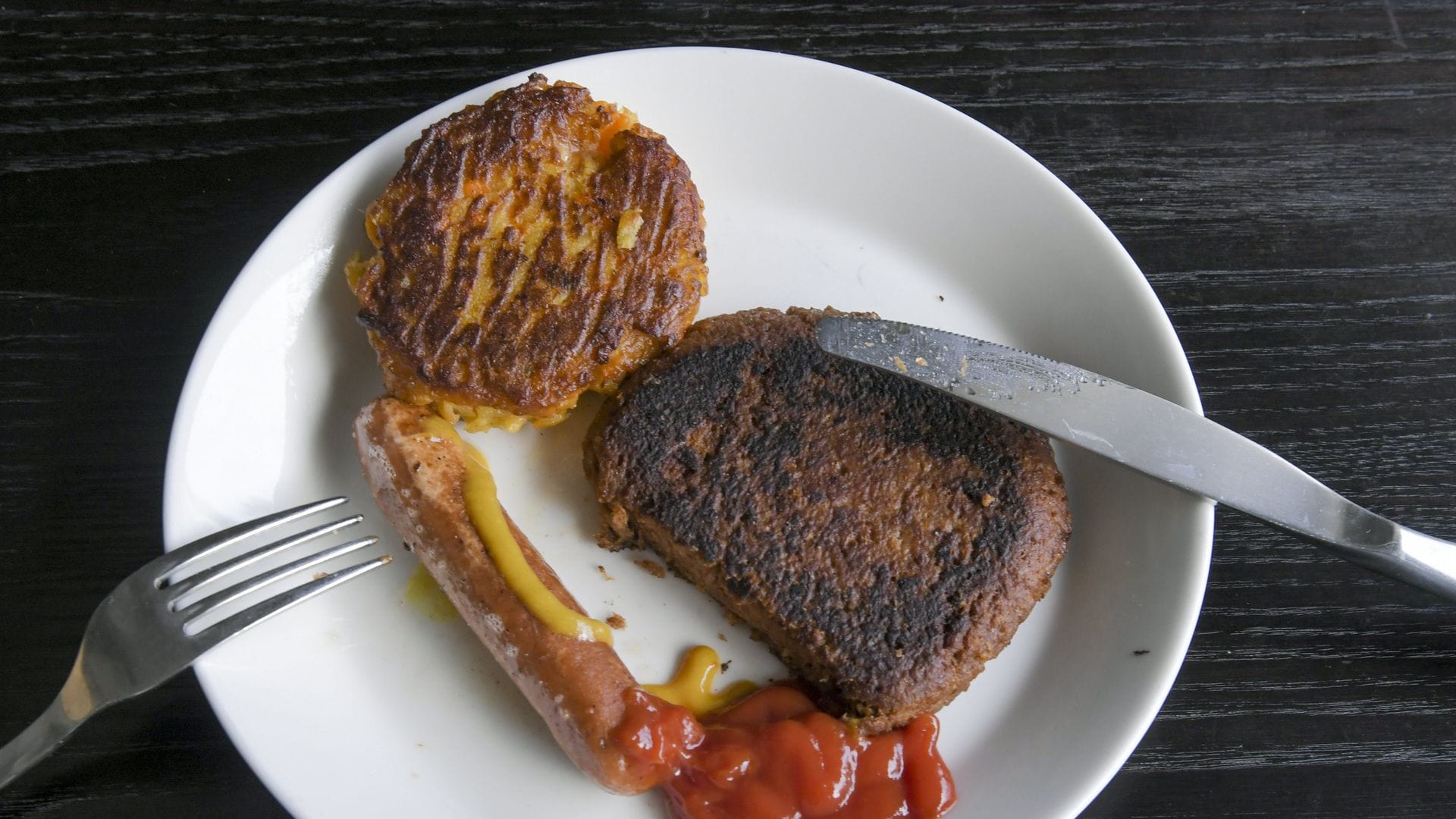 Diese Bouletten und Würstchen sehen aus wie echtes Fleisch, sind aber aus pflanzlichen Ersatzprodukten hergestellt. (Archivbild)