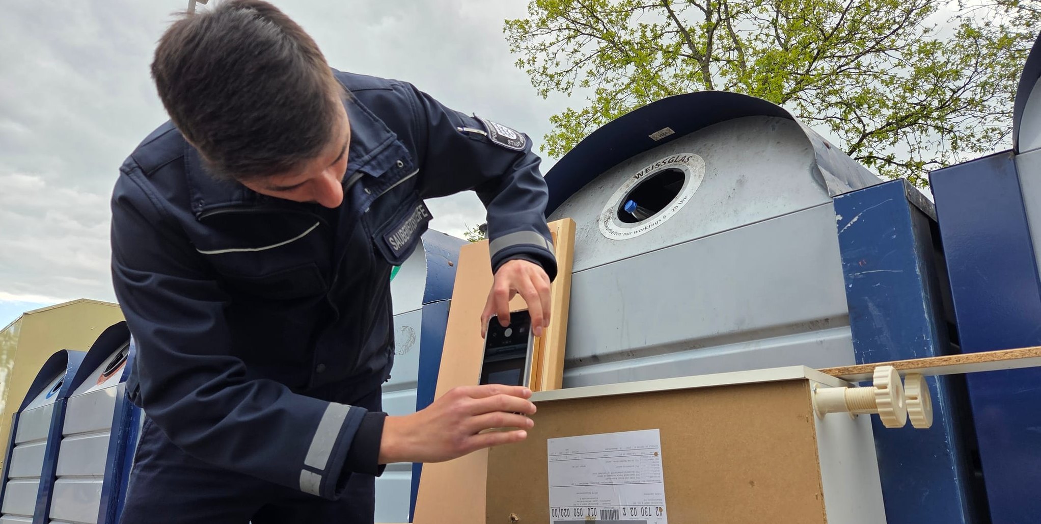 Ein Schrank am Altglascontainer. An dieser Stelle beginnt die Ermittlung mit einem Foto. Das Möbelstück hat offensichtlich den Weg von Beimerstetten über Leonberg nach Sindelfingen gefunden.