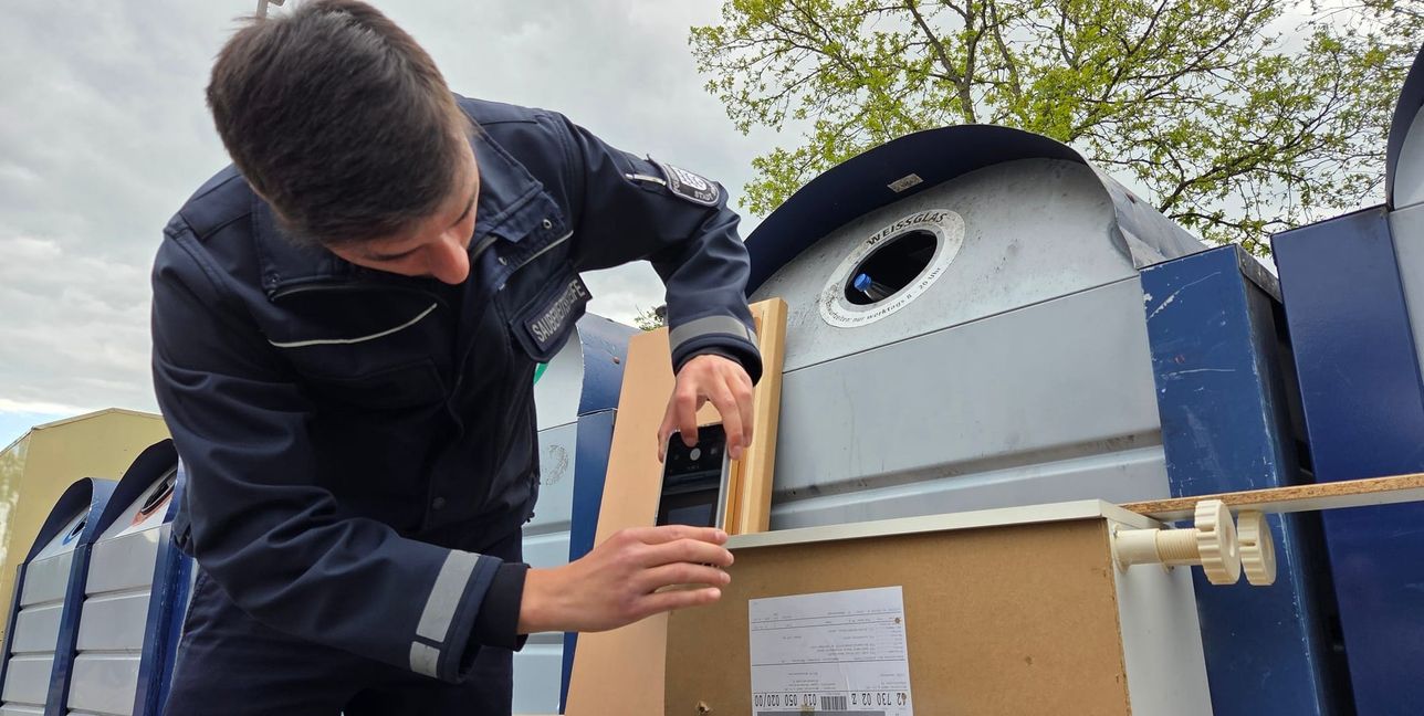 Ein Schrank am Altglascontainer. An dieser Stelle beginnt die Ermittlung mit einem Foto. Das Möbelstück hat offensichtlich den Weg von Beimerstetten über Leonberg nach Sindelfingen gefunden.