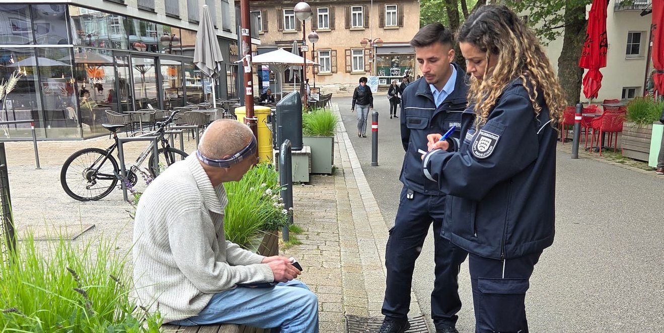 Erwischt, jetzt gibt es ein Bußgeld. „Ich finde es schon gut, dass die Stadt kontrolliert. Aber ich sehe meinen Verstoß ja ein. Es muss echt nicht sein, dass da noch ein Bußgeld kommt“, sagt der Mann auf dem Sünderbänkle.