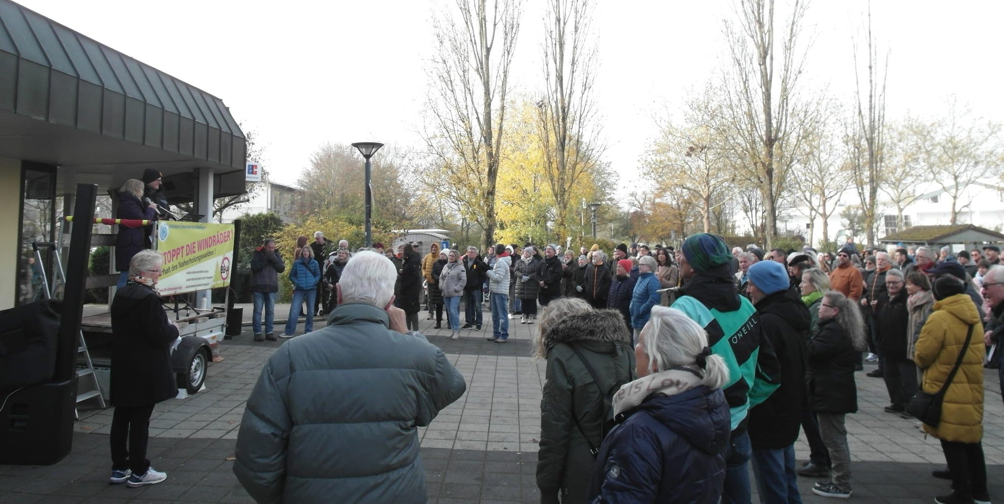 Auf dem Sömmerdaplatz auf der Diezenhalde in Böblingen hatten sich die Gegner der geplanten Windkraftanlage zum Protest versammelt.