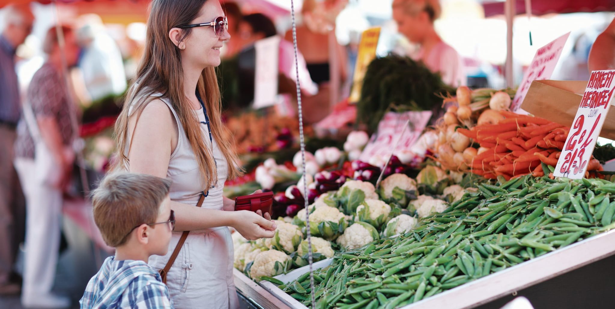 Gezielt einkaufen ohne große Reste, ist mit ein Pluspunkt vom Wochenmarkt. Bild: Mart_BlueOrange Studio/AdobeStock