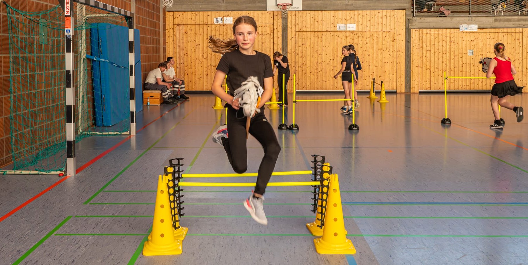 Die Maichingerin Rosa Huck springt beim E-Stilspringen mit ihrer Stute Elektra auf den 1. Platz