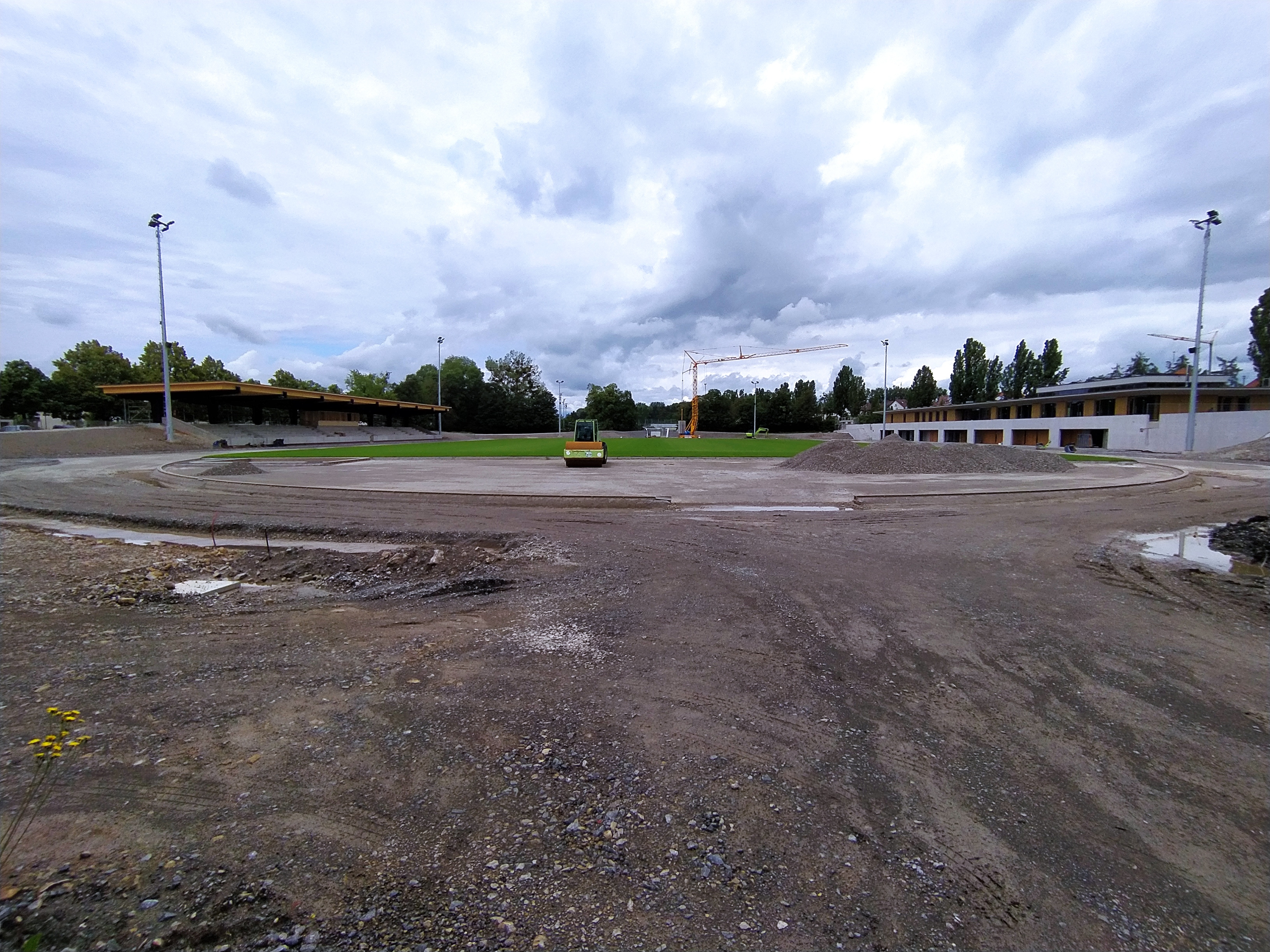 Noch ist das Floschenstadion eine Baustelle, links die neue Haupttribüne und rechts das Funktionsgebäude mit Kraftraum, Umkleiden und Duschen. Zur Einweihung am 14. September können die Sindelfinger Leichtathleten mit den Deutschen Staffelmeisterschaften aufwarten.