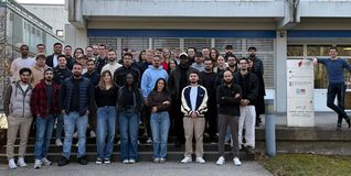 Der neue Sommersemester-Jahrgang des Master-Studiengangs Digital Business Engineering. Über 40 Erstsemester waren zur Begrüßung vor Ort. Oben rechts außen: Studiengangsleiter Prof. Dr. Christian Decker.