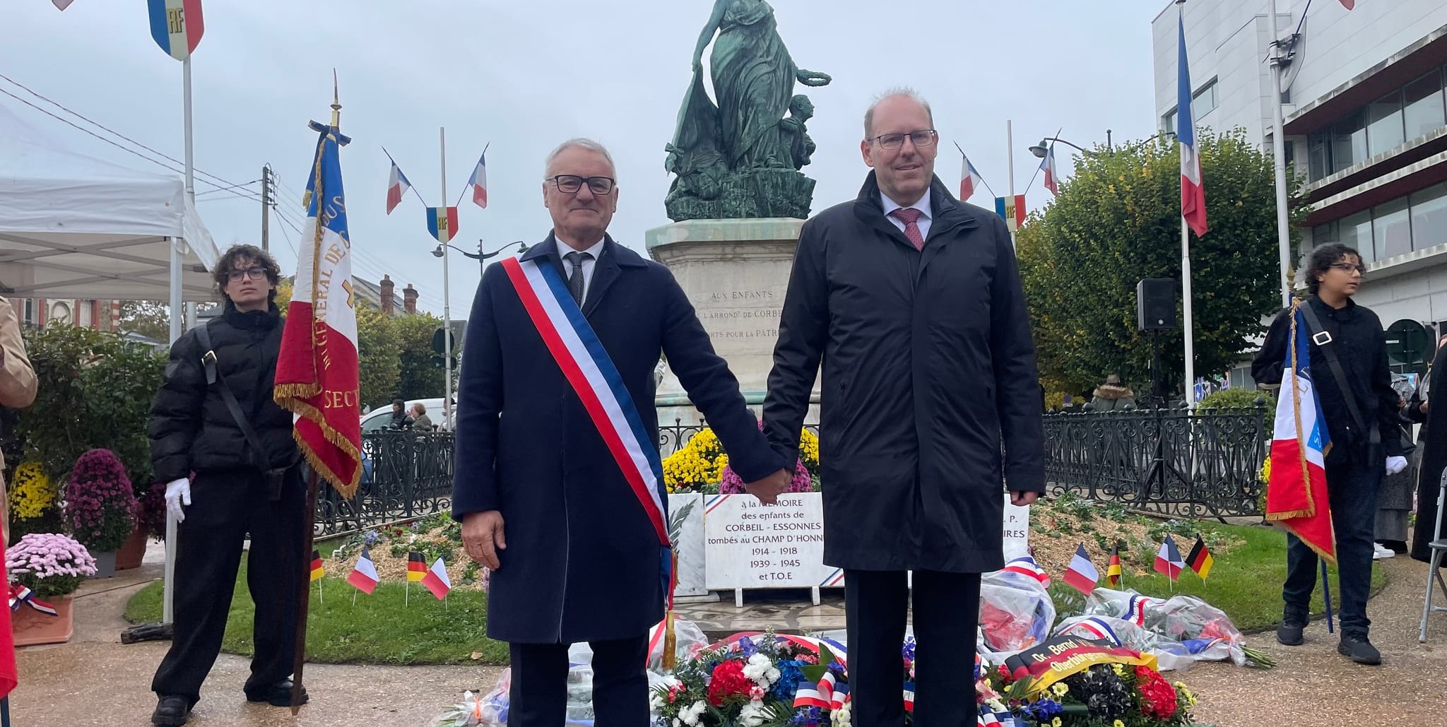 Hand in Hand für den Frieden in Europa: Bruno Piriou (links), Bürgermeister von Corbeil-Essonnes, und Bernd Vöhringer (rechts), Sindelfingens Oberbürgermeister, vor dem Kriegsdenkmal in der französischen Partnerstadt.