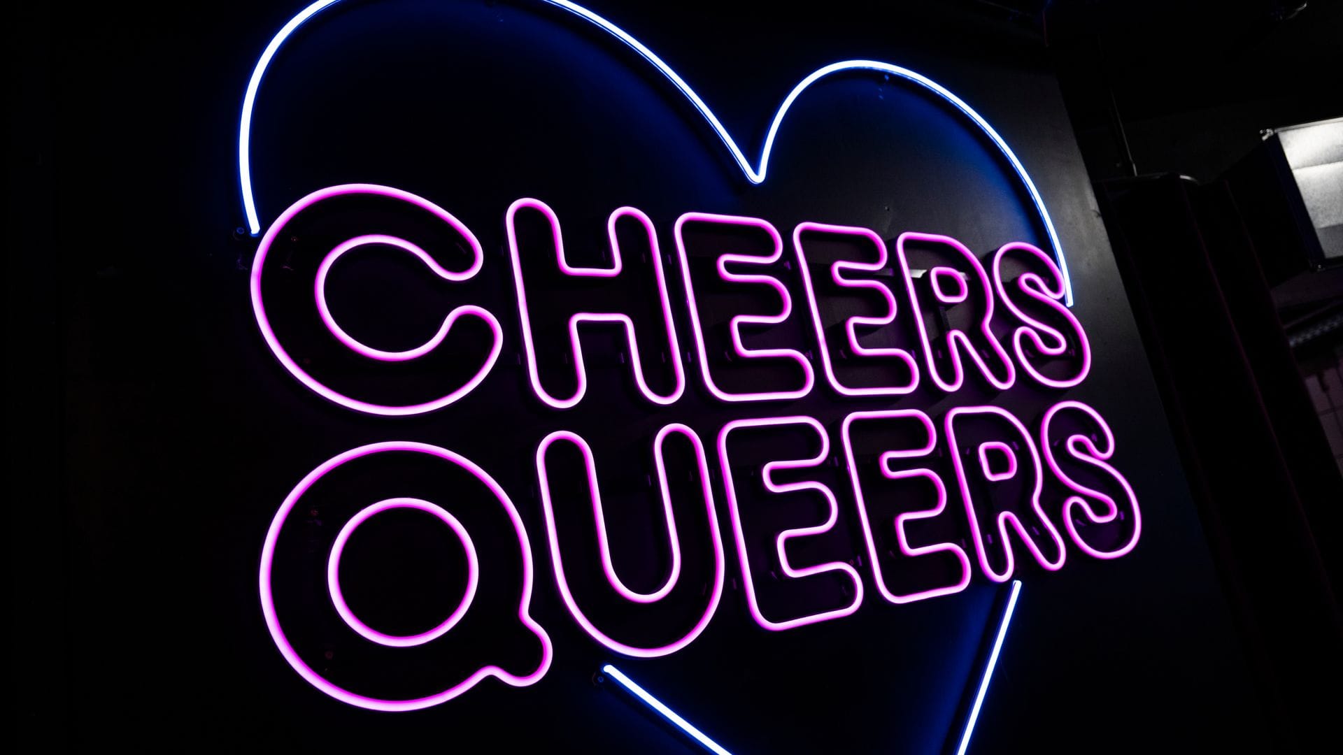 Im Club "SchwuZ" in Berlin-Neukölln steht in leuchtenden Buchstaben "Cheers Queers". (Archivbild)