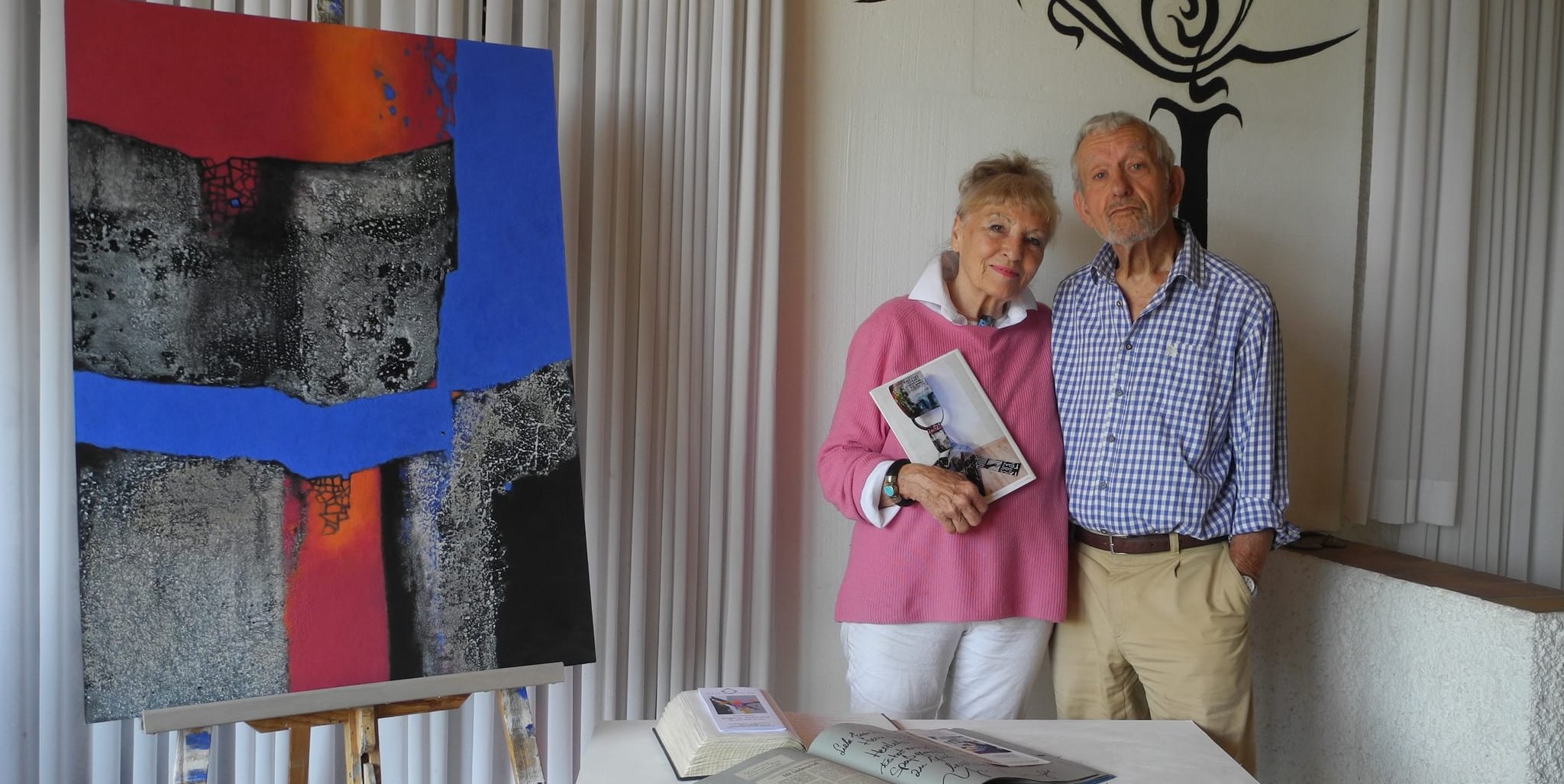 Gudrun Achterberg und Peter Neubert mit Erinnerungsstücken. Bild: Volkmann