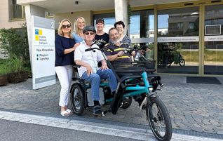 Bewohner Bodo Mann (links) und Tilman Huber (Projektstarter) nehmen im neuen „Allmend-Rädle“ Platz. Mit ihnen freuen sich Borinka Popovic (Pflegedienstleitung), Uta Eberle (Standortleitung), Conny Paul (Pflegedienstleitung) und Brigitte Klug (Hauswirtschaftsleitung, von links) über den Start des Projekts.