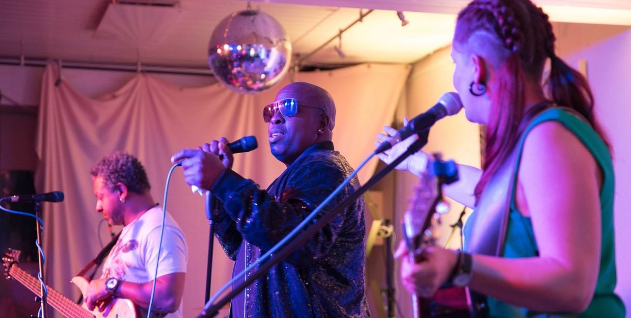 „Bluefonque - Hottest club in town"