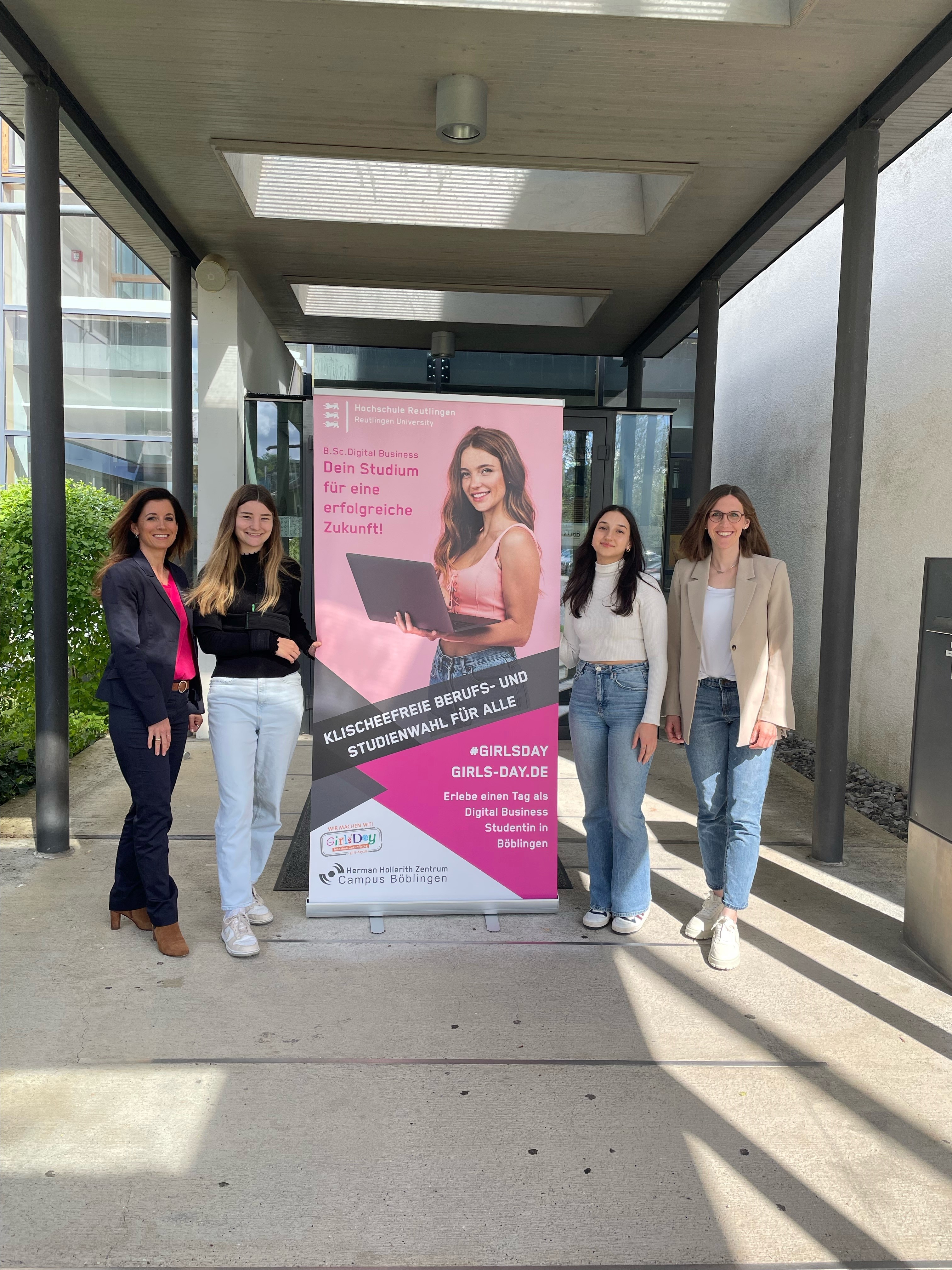 Freuen sich auf viele Teilnehmerinnen am Girls‘ Day (von links): Stephanie Göring (Projektmanagerin HHZ), Anabel Huber (Digital Business Studentin), Nancy Harb (Digital Business Studentin) und 
Prof. Dr. Katrin Schein (Professorin für Digital Business).