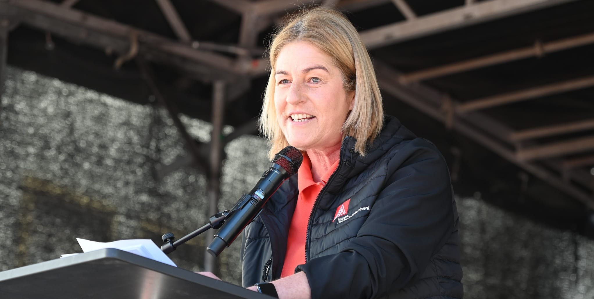 Barbara Resch, Bezirksleiterin Baden-Württemberg der IG Metall als Hauptrednerin der DGB-Kundgebung auf dem Sindelfinger Marktplatz. Bild: Reichert