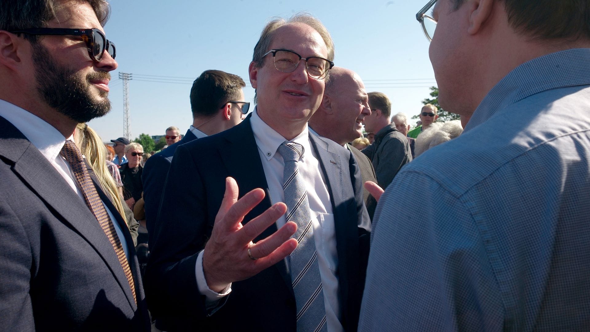 Bundesinnenminister Alexander Dobrindt redet mit einem tschechischen Teilnehmer des Versöhnungsmarschs von Pohorelice nach Brünn (Brno).