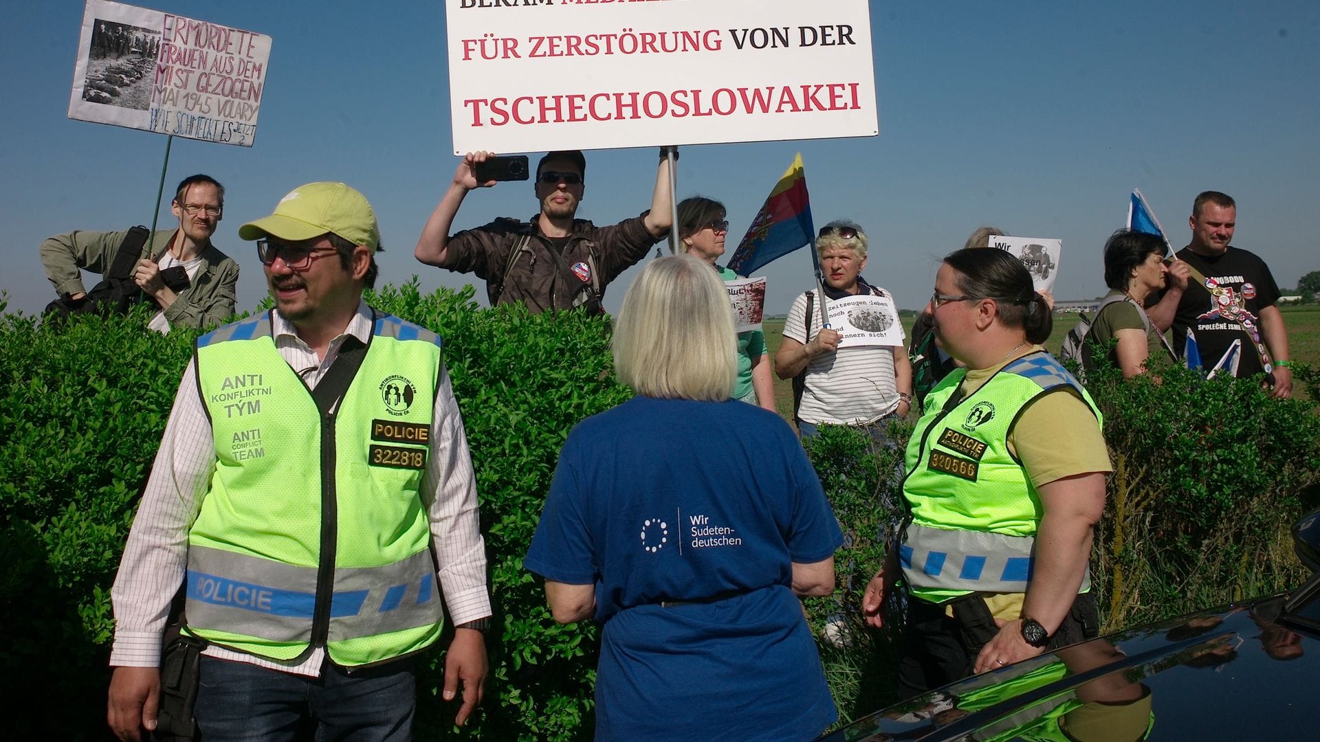 Gegendemonstranten protestieren gegen den Versöhnungsmarsch. Die Polizei war mit einem Anti-Konflikt-Team im Einsatz.