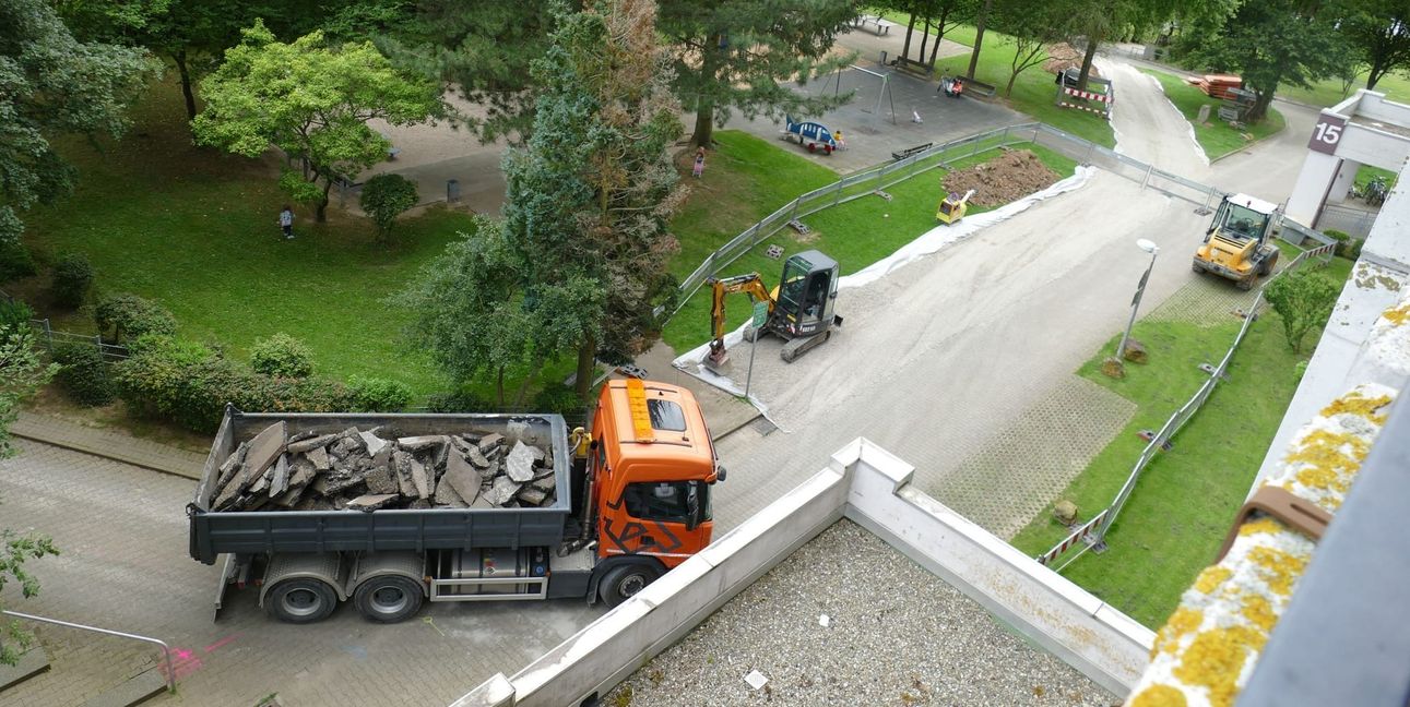 Vor den Häusern Friedrich-Ebert-Straße 15 und 17 ist eine große Baustelle.