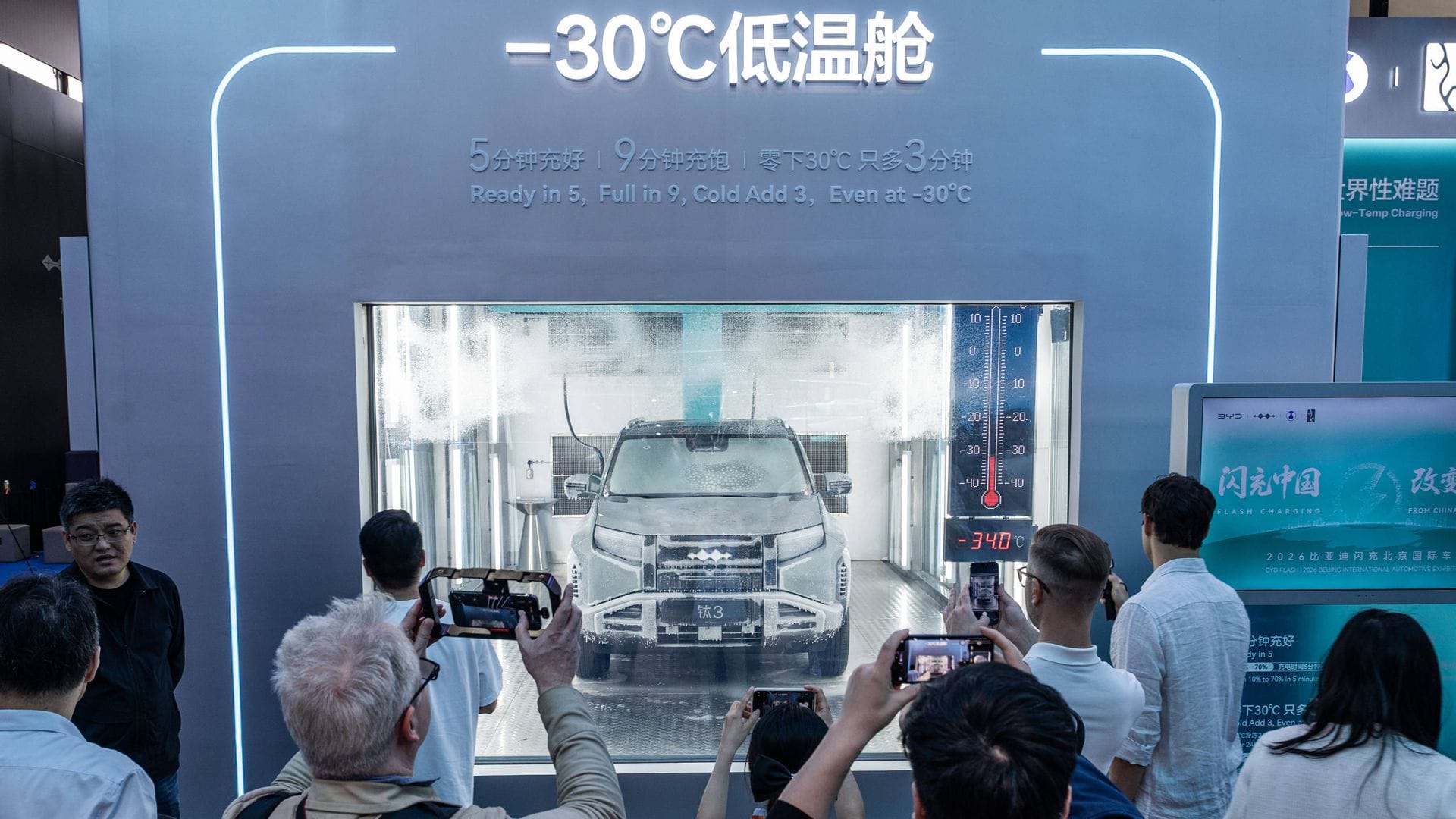 Der Hersteller BYD aus China setzt sich, wie hier auf der  Automesse in Peking, gekonnt ins Szene, und macht japanischen Autobauern massiv Konkurrenz.