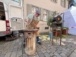 Ein Hingucker: Bernard Siaud schmiedet vor Ort.