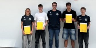 Die vier Kaderathleten des VfL Sindelfingen für die Saison 2025/26 Lia Berner, Thomas Donath, Tobias Ehret (VfL-Trainer), Adrian Aba und Felix Stumpf (von links). Bild: z