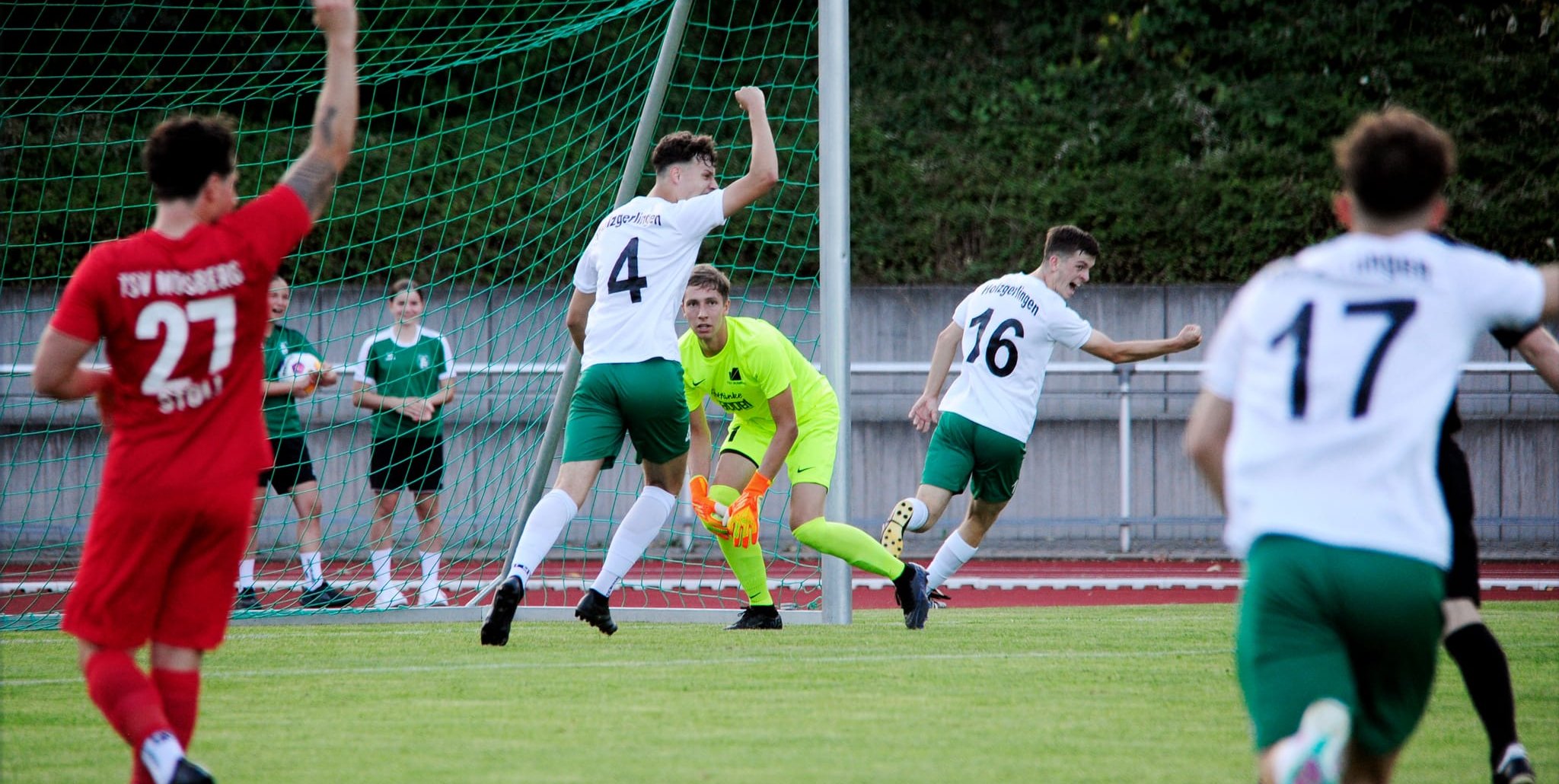 Das 1:0 in Holzgerlingen: Fynn Wohlbold (Nummer 16) dreht jubelnd ab. Der Musbeger Torhüter ist geschlagen. Bild: photostampe