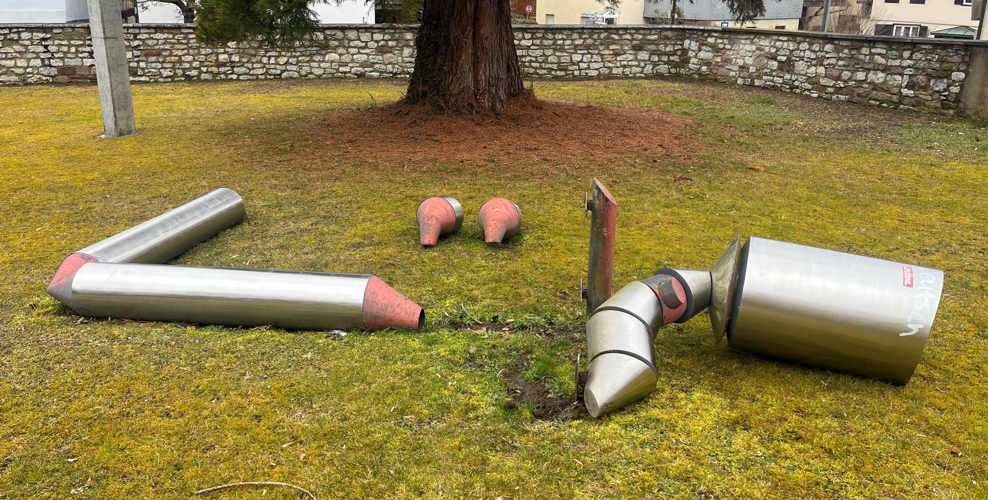 Eine wertvolle Skulptur der Künstlerin Gerlinde Beck wurde demoliert.