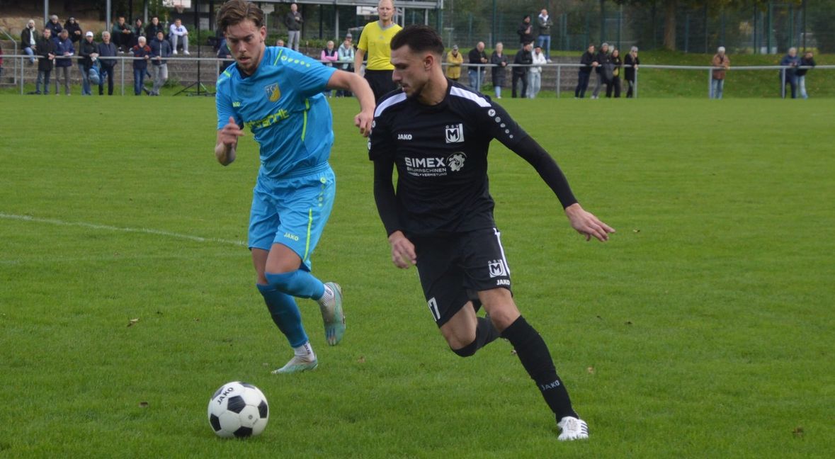 Filippo Intemperante (rechts) erzielte den letzten Maichinger Treffer in dieser Saison, der seinem Team in Geislingen einen 2:1-Sieg einbrachte.