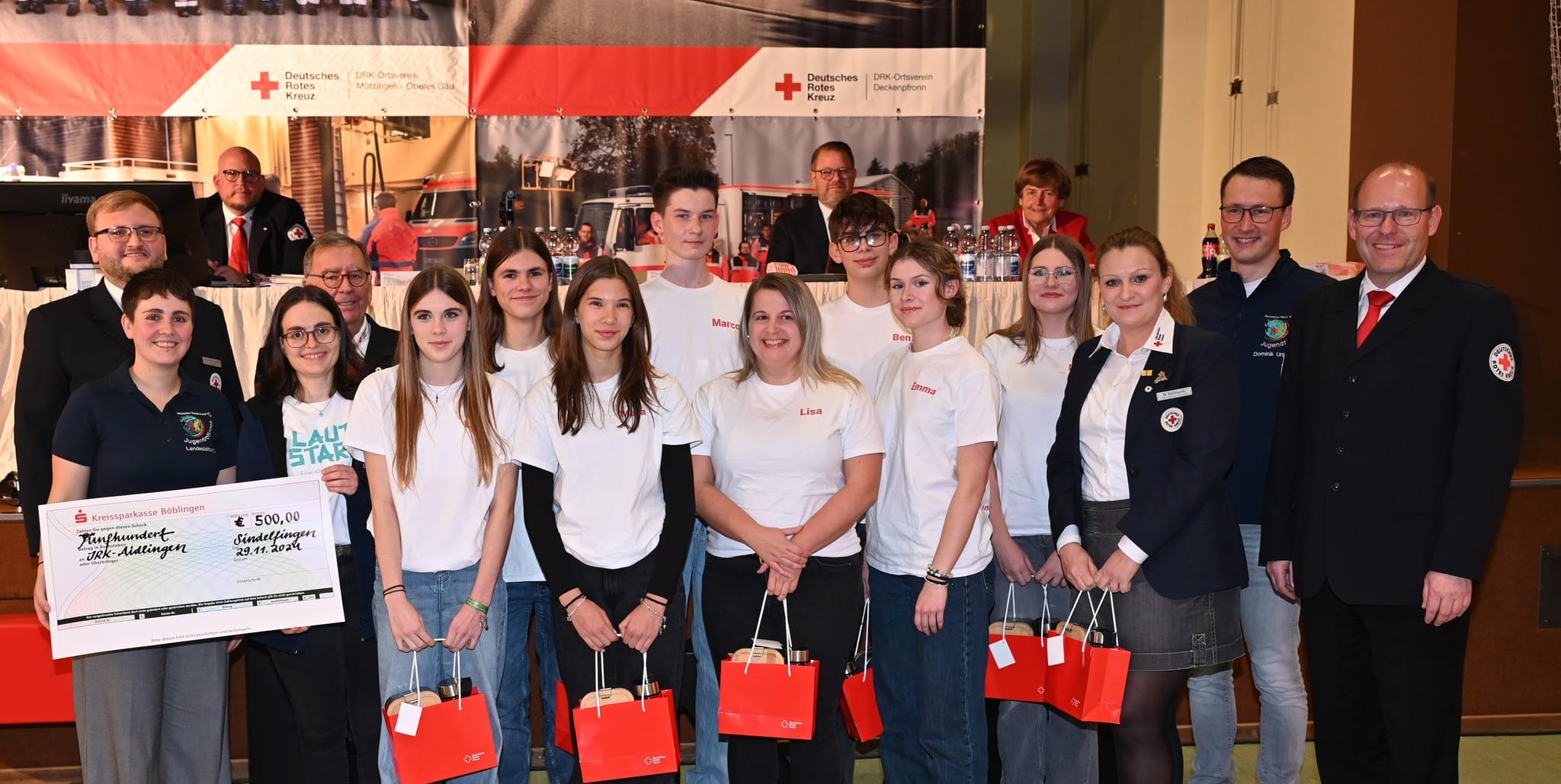 Ehrung für die Bundes- und Landessieger vom Jugendrotkreuz (JRK) Aidlingen (von links): Dr. Daniel Schmidt (DRK-Vorsitzender Aidlingen), Laura Jäger, Lisa Werdon (beide JRK-Landesverband), Michael Steindorfner (Präsident DRK-Kreisverband), Lilly Reinhardt, Henrik Pohl,  Mara Leskovjan, Marco Breitling, Lisa Jauss, Ben Reinhardt, Emma Franke, Marta Franke, Nicole Reinhardt, Dominik Urbanch (Kreisjugendleiter) und Dr. Bernd Vöhringer (Vizepräsident DRK-Kreisverband).