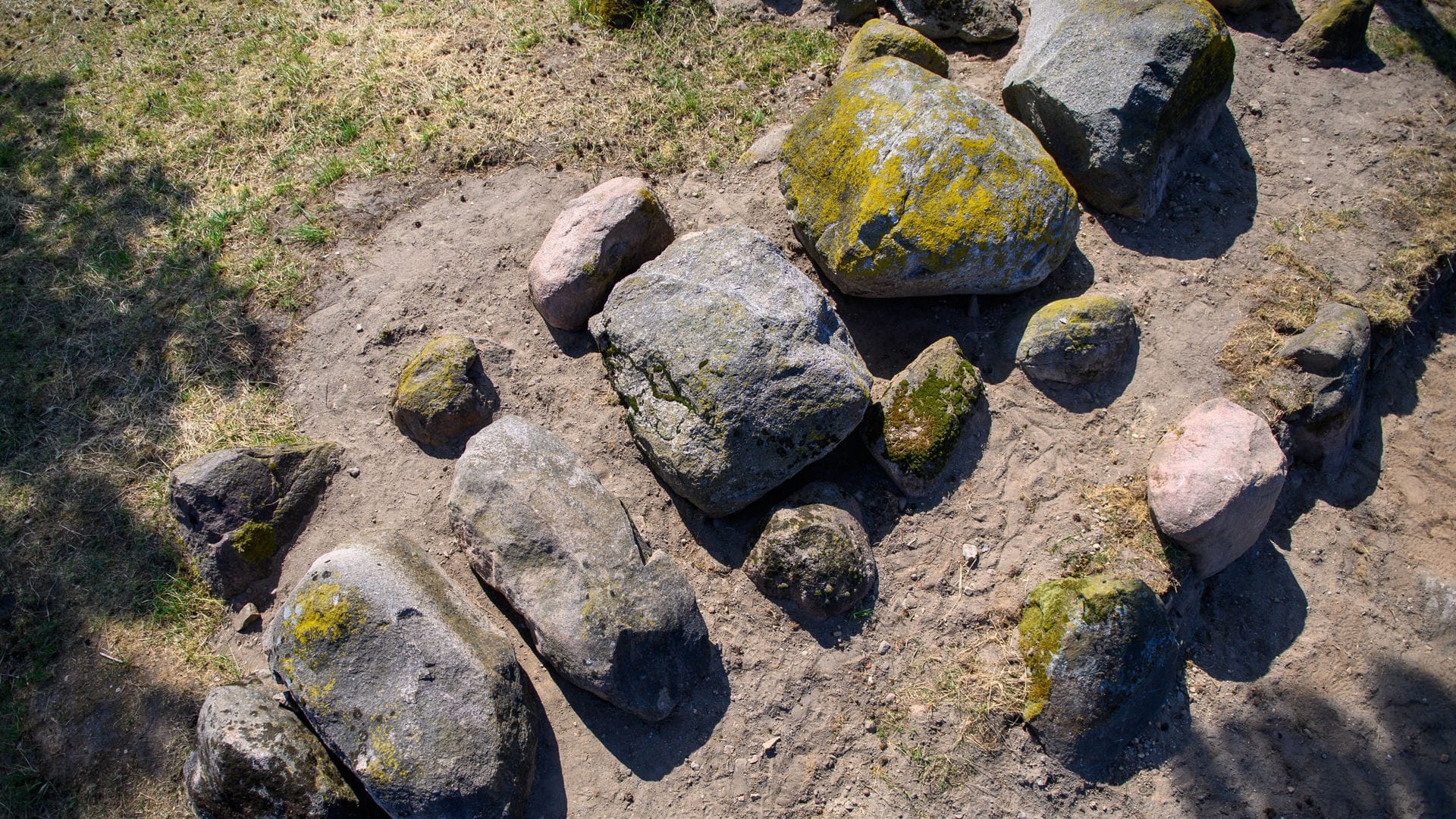 Das Hünengrab Küsterberg. Es wurde um 3450 v. Chr. errichtet und über 500 Jahre lang für Bestattungen genutzt.