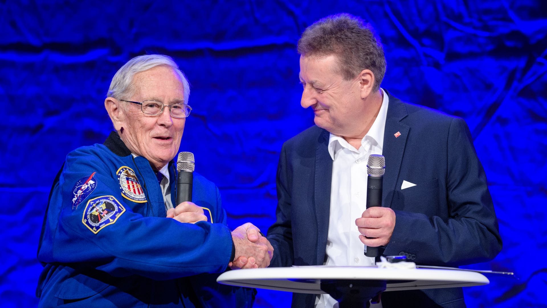 In die Raumfahrtausstellung kommen immer wieder Astronauten - hier Charlie Duke aus den USA mit Museumschef Wolfgang Heckl. (Archivbild)