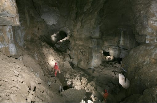 Höhlenwelten unter der  Alb: 60 Meter unter der Erde in der Vetterhöhle offenbart ein gewaltiges  Panorama  – die Abzweighalle zwischen Walhalla und Wolkenschloss